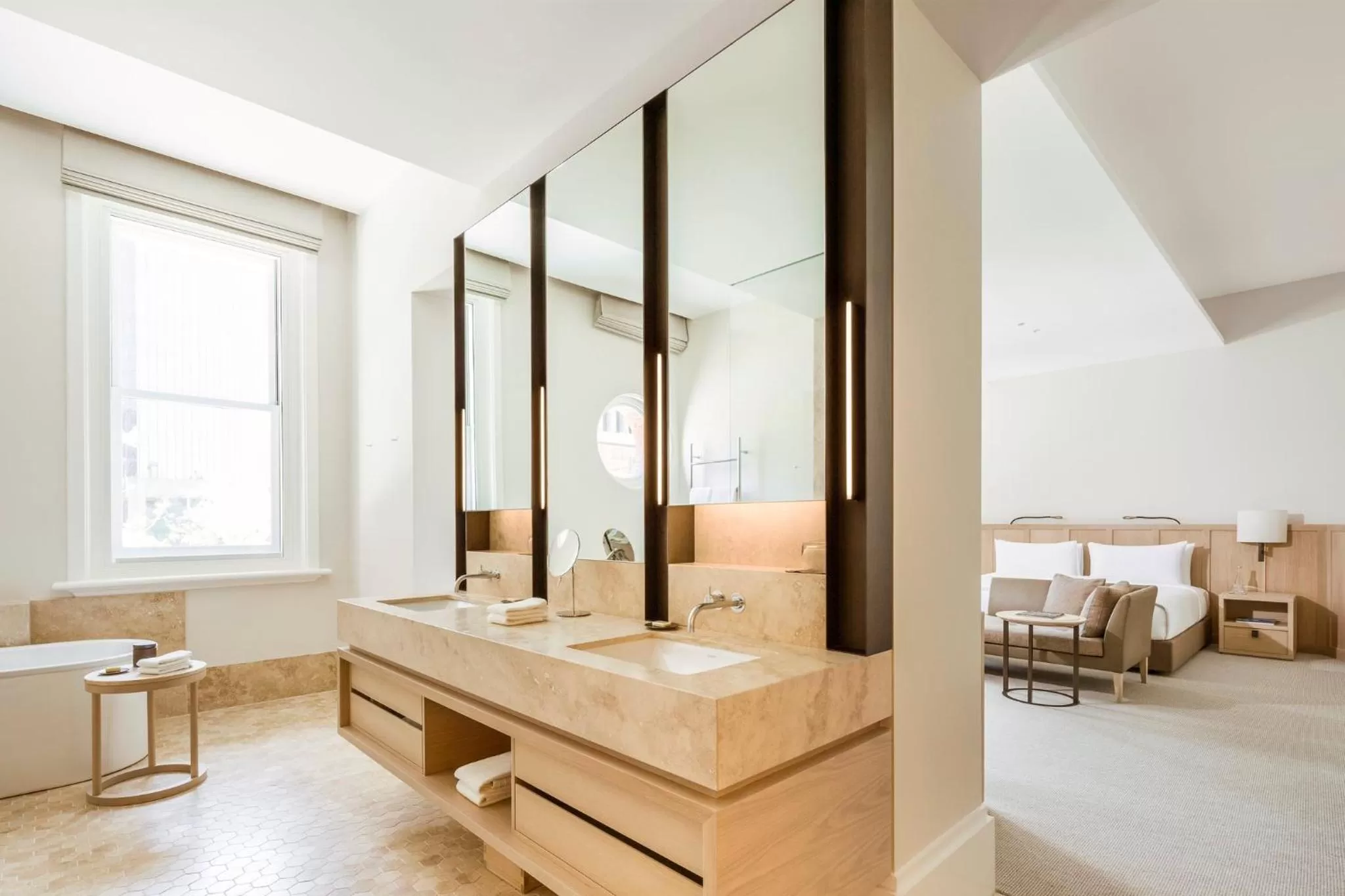 Photo of the whole room, Bed in COMO The Treasury