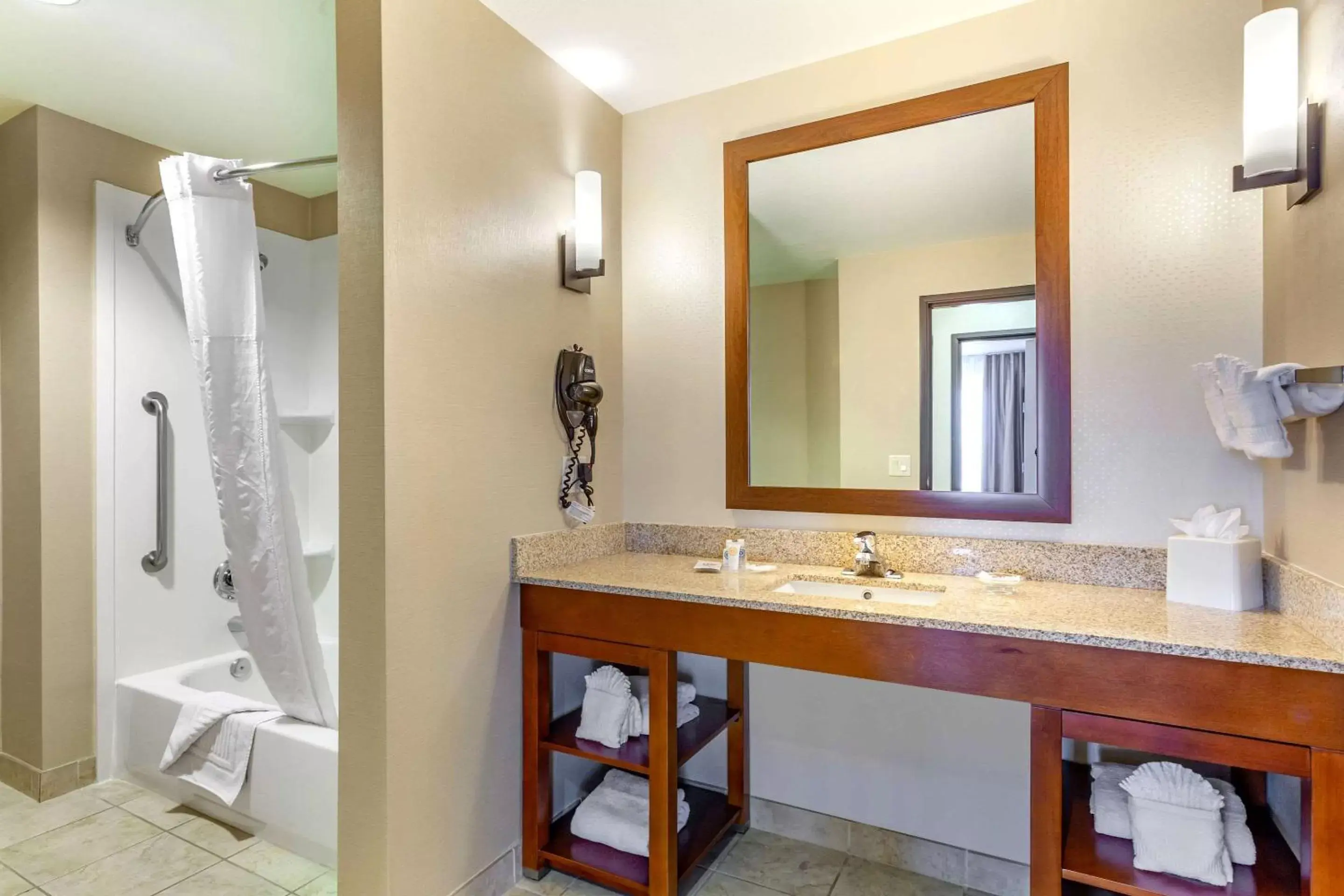 Photo of the whole room, Bathroom in Comfort Suites Glendale - State Farm Stadium Area