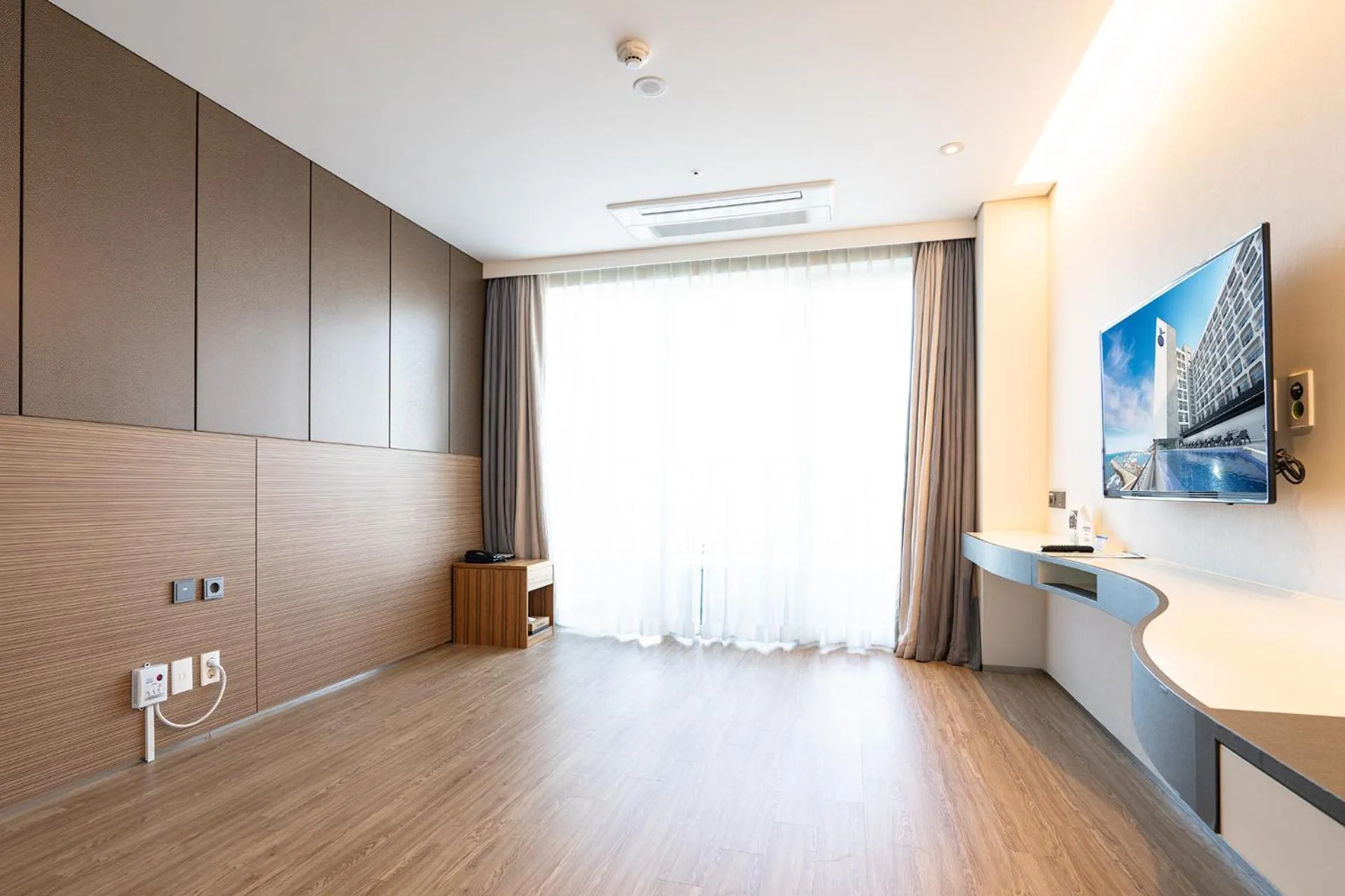 TV/Entertainment Center in Hotel Whistlelark, BW Signature Collection