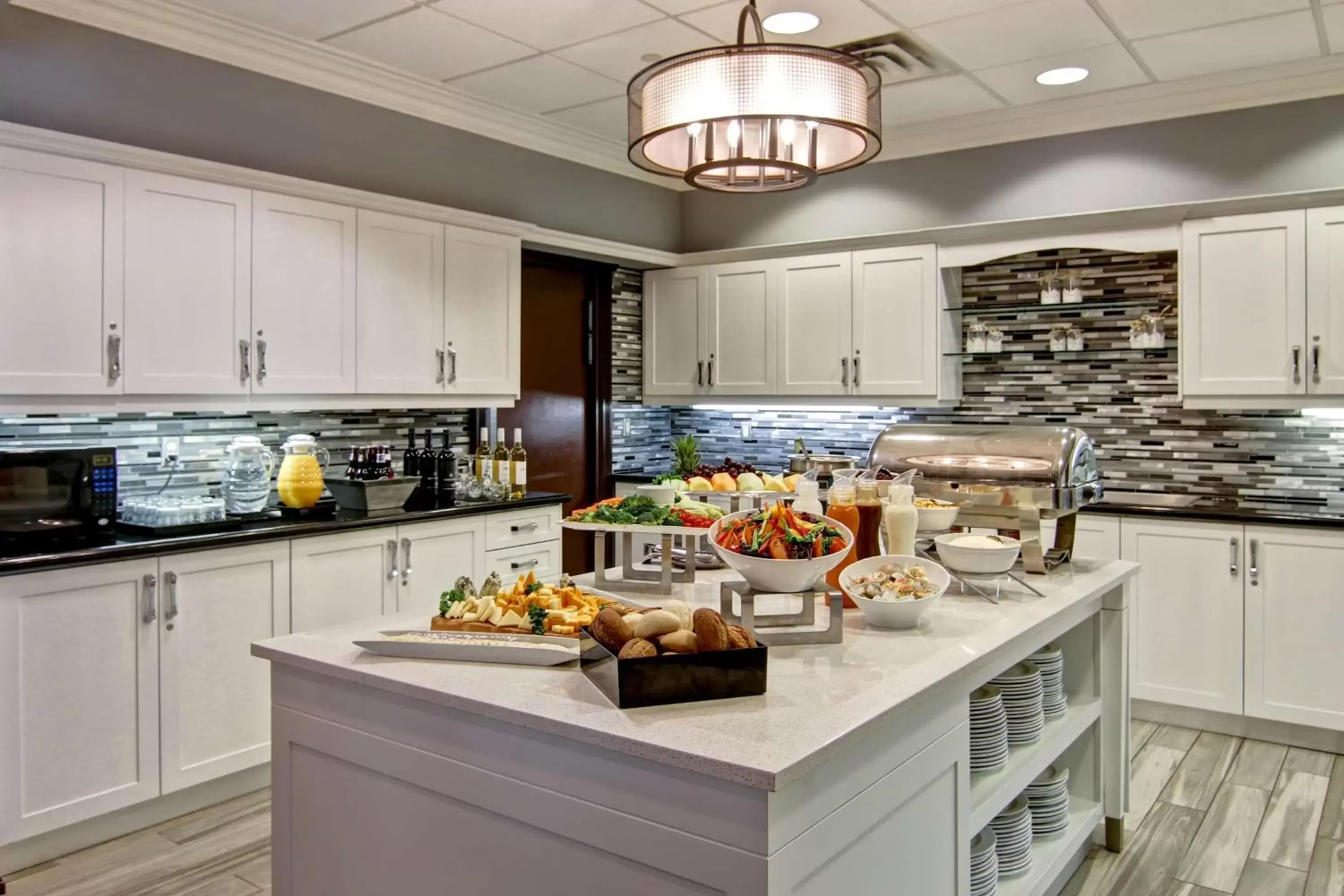 Dining area in Homewood Suites by Hilton Burlington