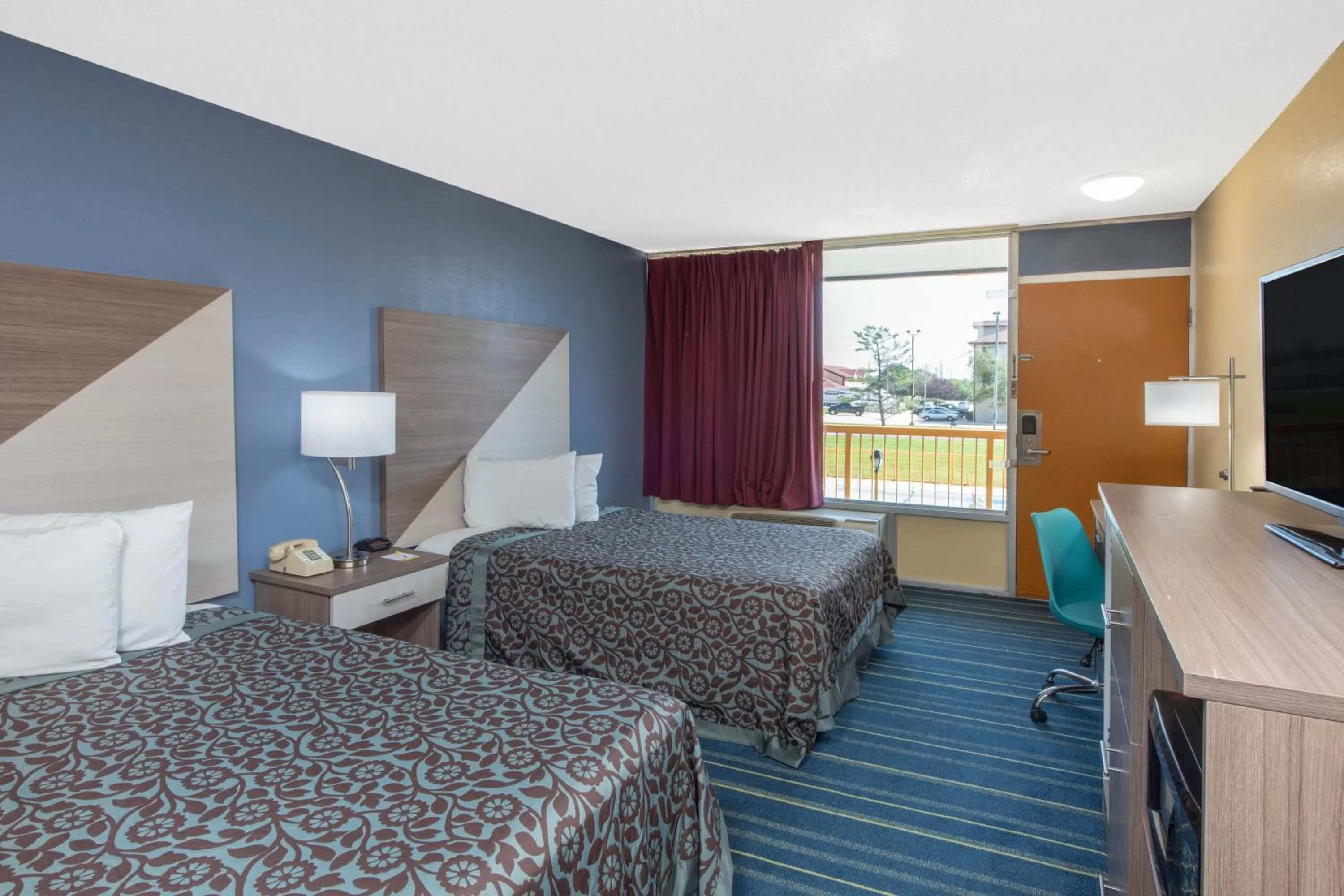 Bed in Days Inn by Wyndham Salem, Illinois