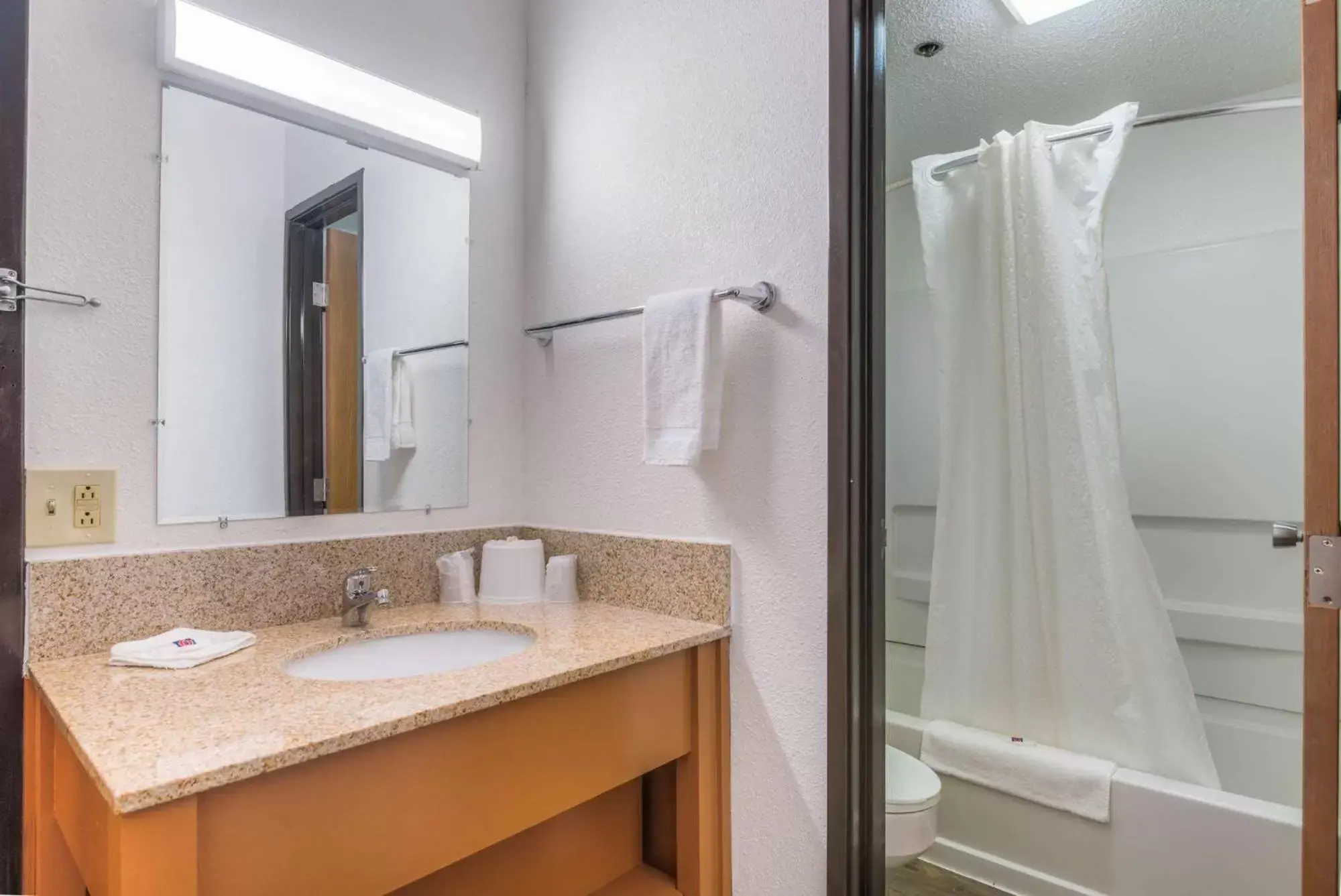 Bathroom in Motel 6-Bridgeview, IL