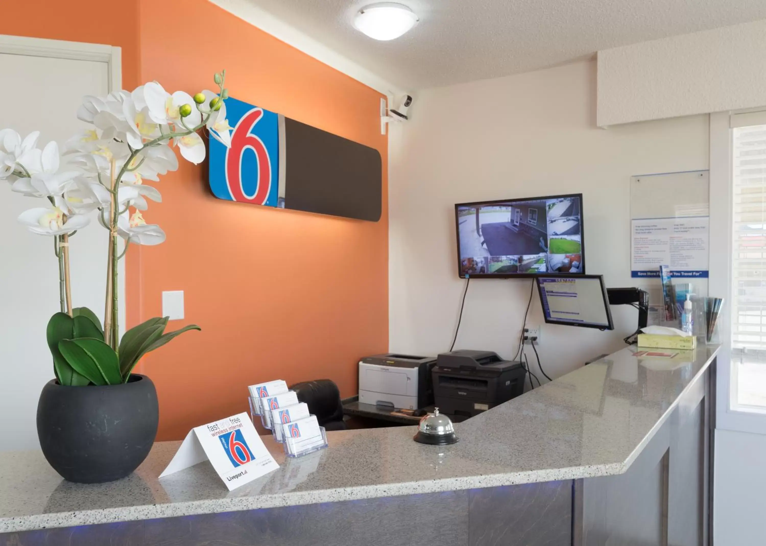 Lobby or reception, TV/Entertainment Center in Motel 6-Fort Nelson, BC