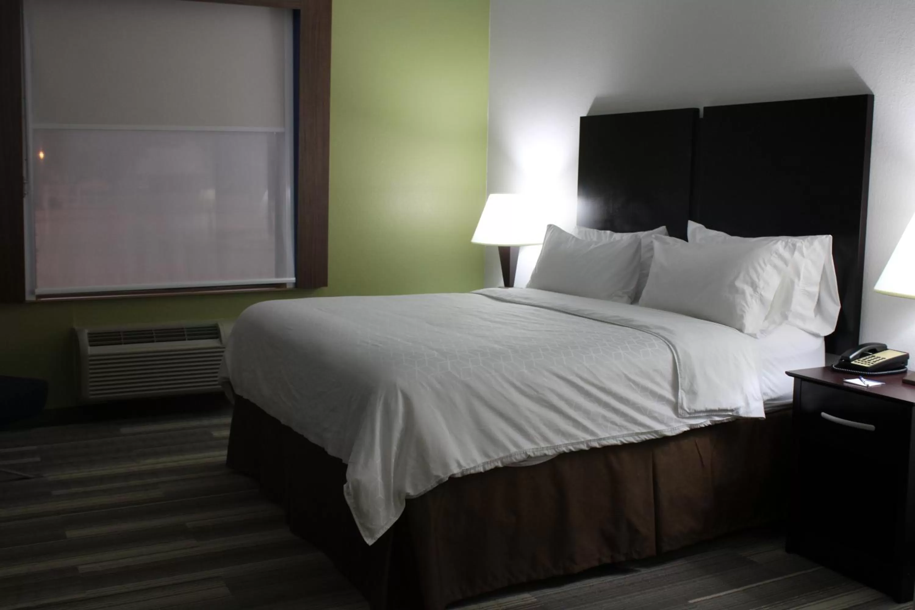 King Room - Disability Access in Holiday Inn Express and Suites Heber Springs, an IHG Hotel