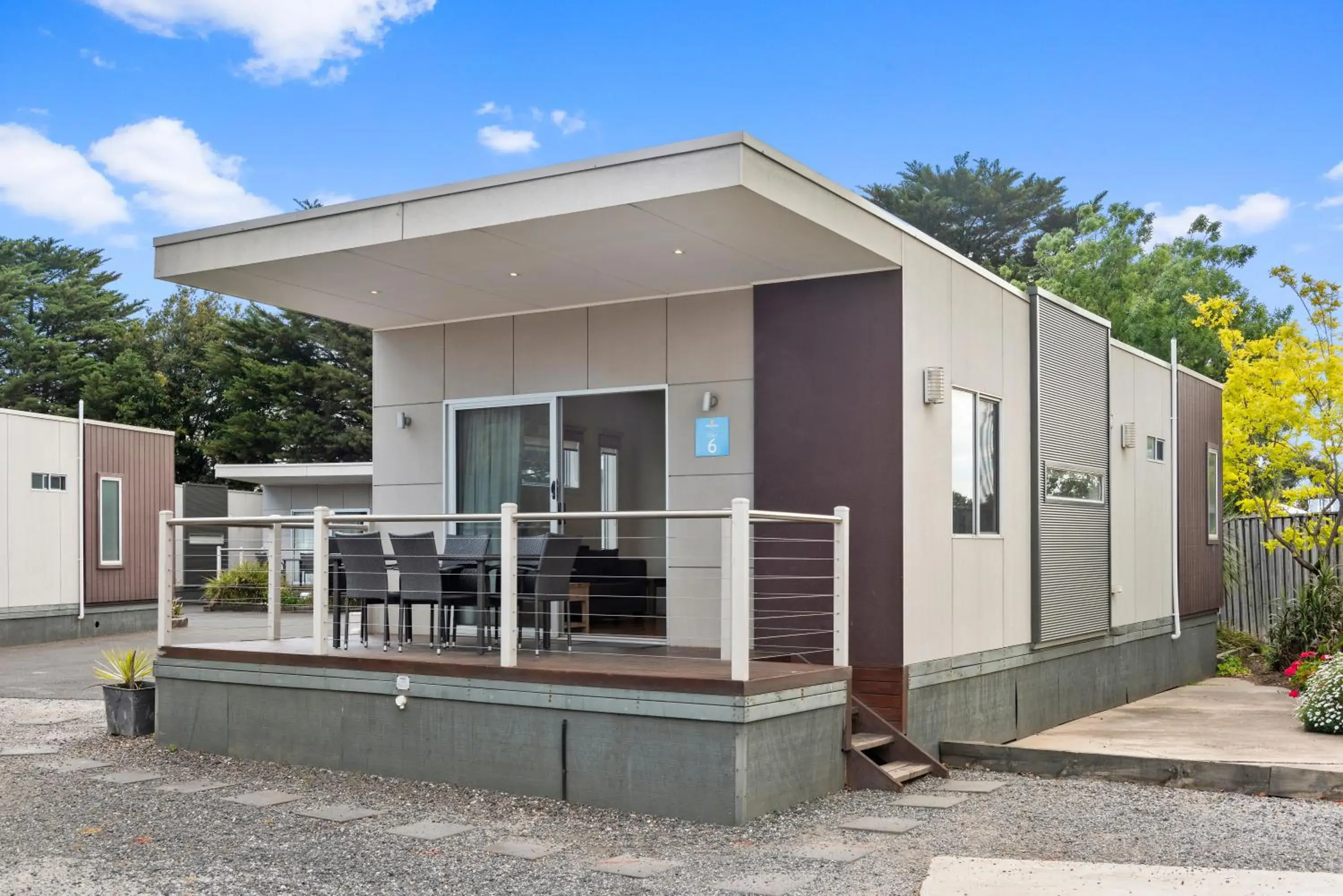 Deluxe Poolside 2 Bedroom Cabin - Sleeps 5 in Discovery Parks - Melbourne