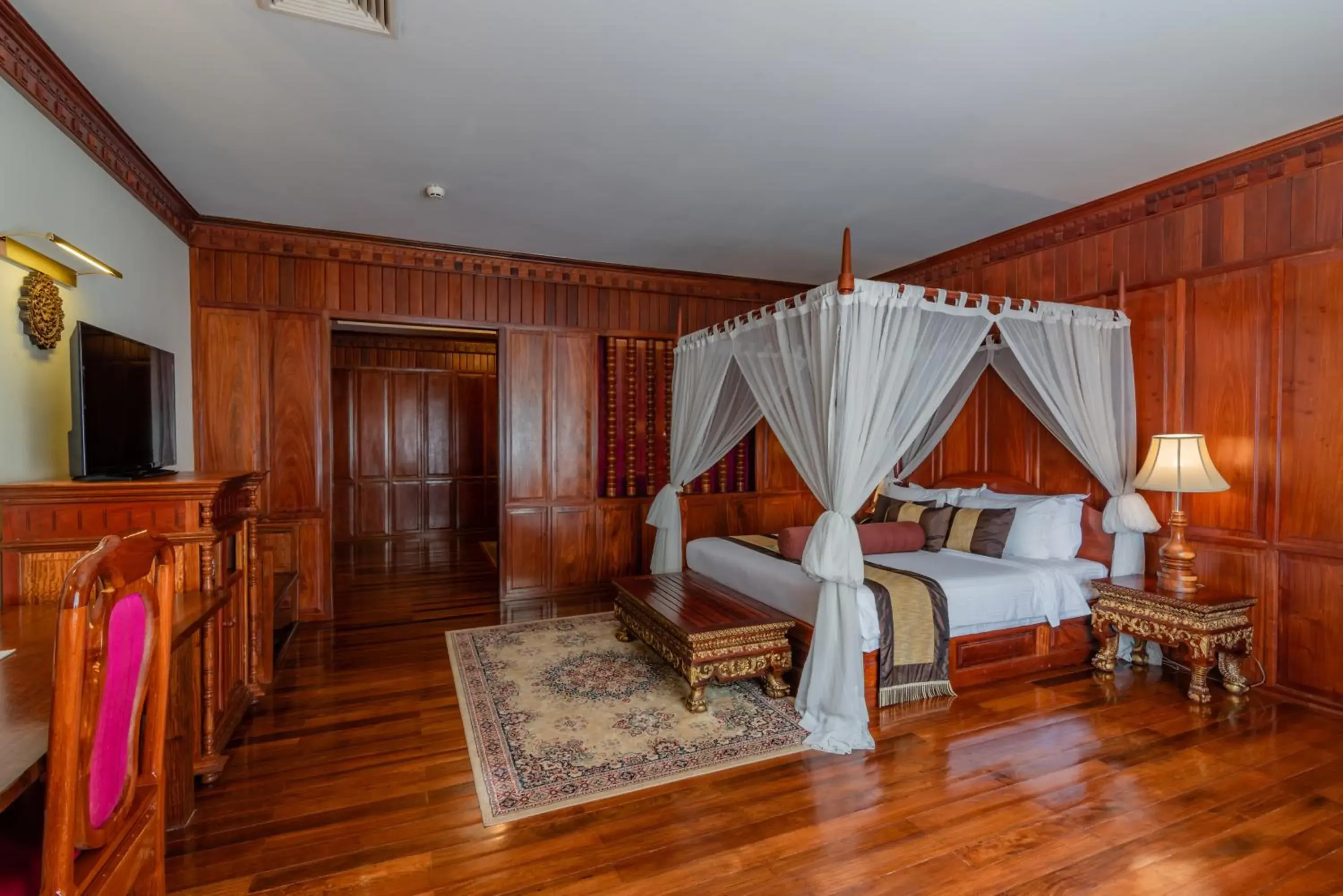 Bedroom, Seating Area in Empress Angkor Resort & Spa