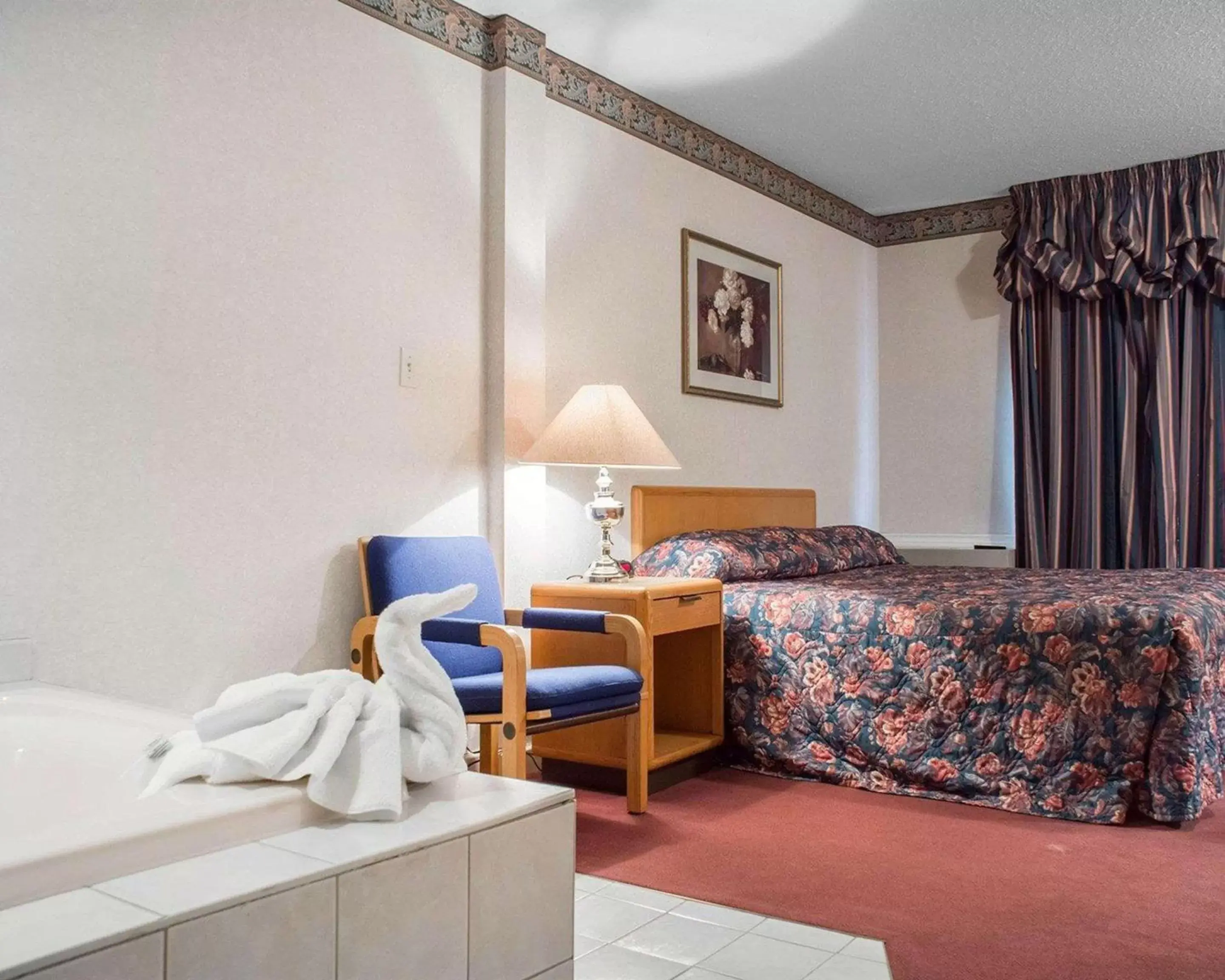 Photo of the whole room, Bed in Econo Lodge by the Falls