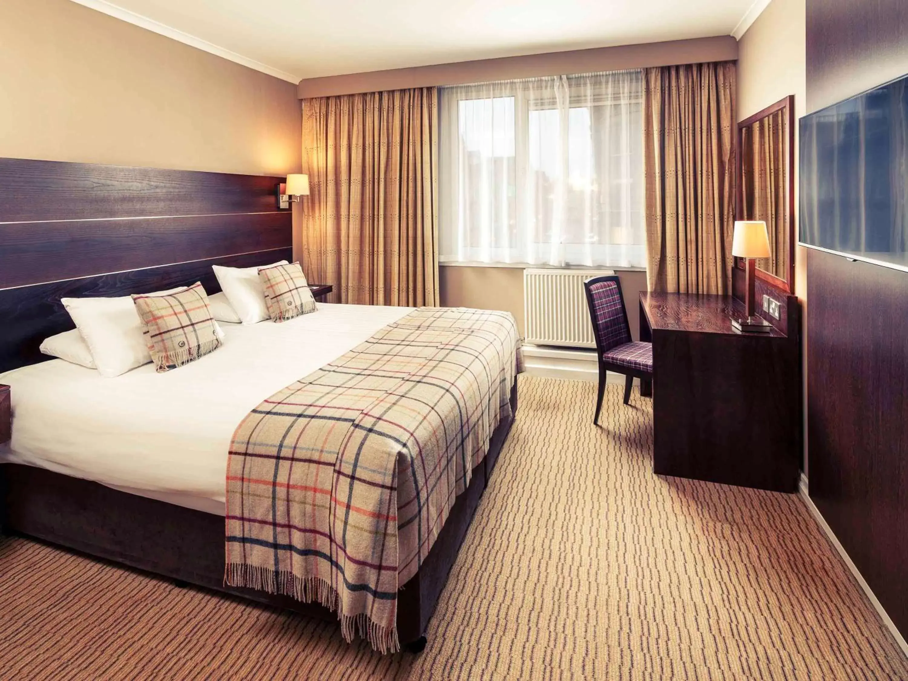 Photo of the whole room, Bed in Mercure Inverness Hotel