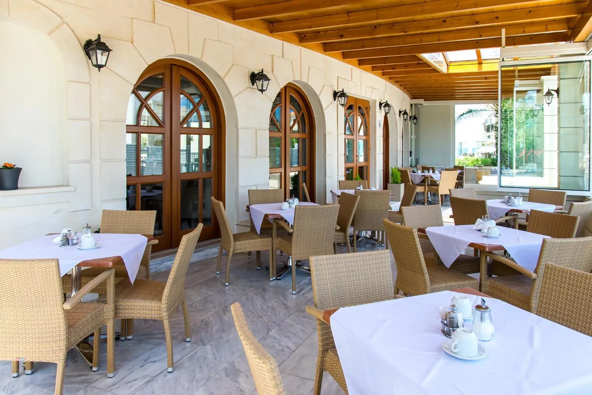Restaurant/Places to Eat in Anita Beach Hotel
