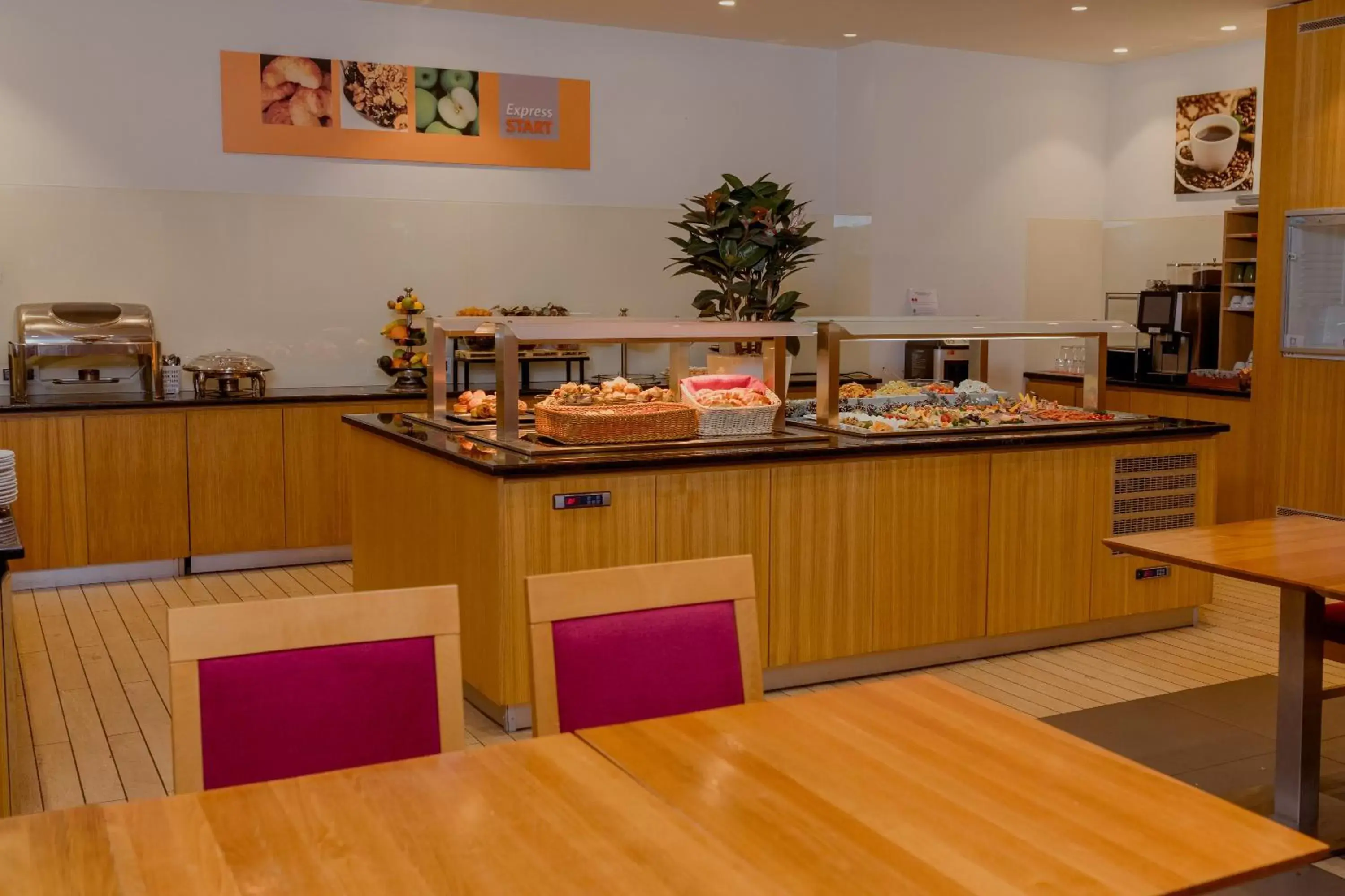Property building, Restaurant/Places to Eat in Holiday Inn Express Belgrade - City, an IHG Hotel