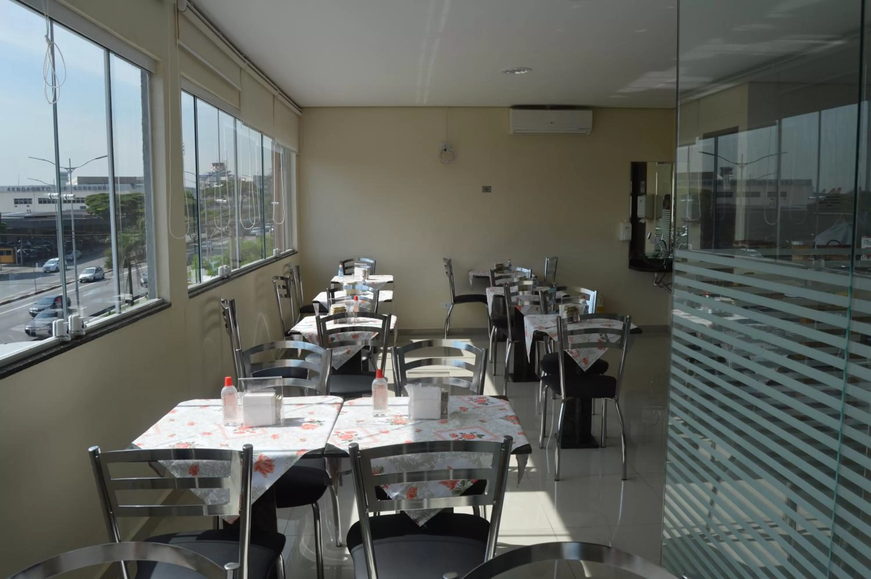 Restaurant/places to eat in Aero Plaza Hotel