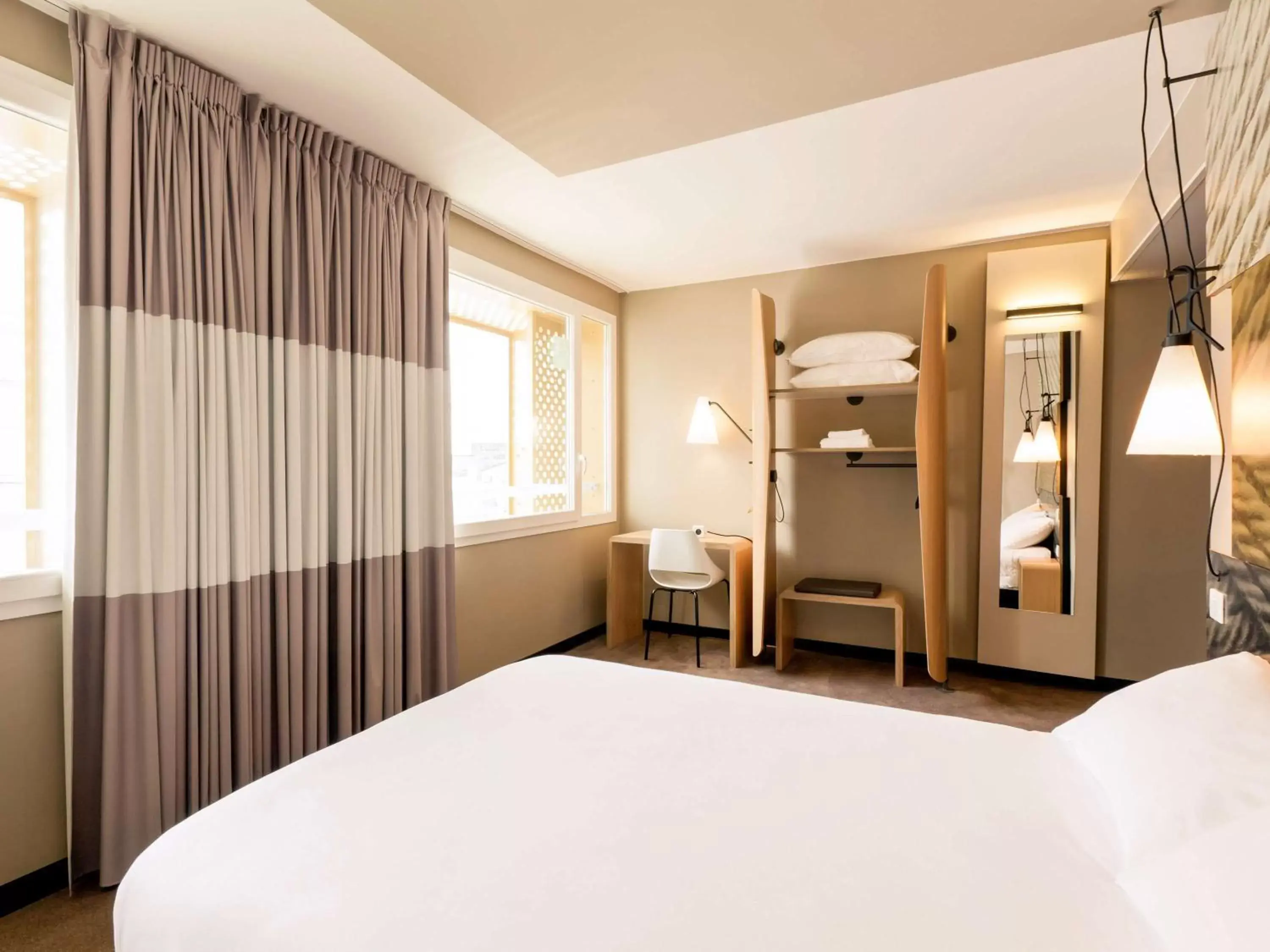 Photo of the whole room, Bed in ibis Lyon Carre De Soie Photo of the whole room, Bed in ibis Lyon Carre De Soie