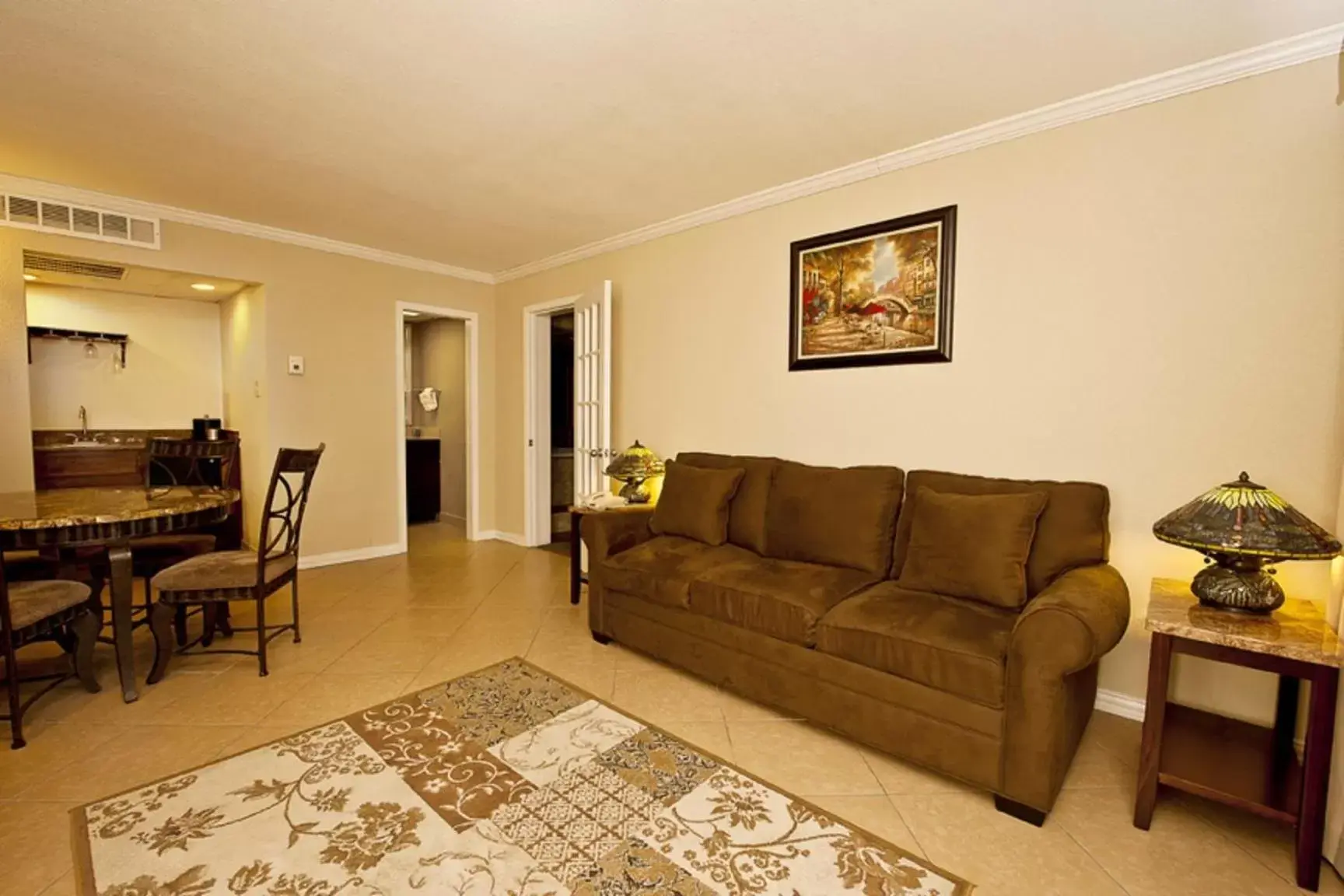 Living room, Seating Area in Grand Texan Hotel and Convention Center