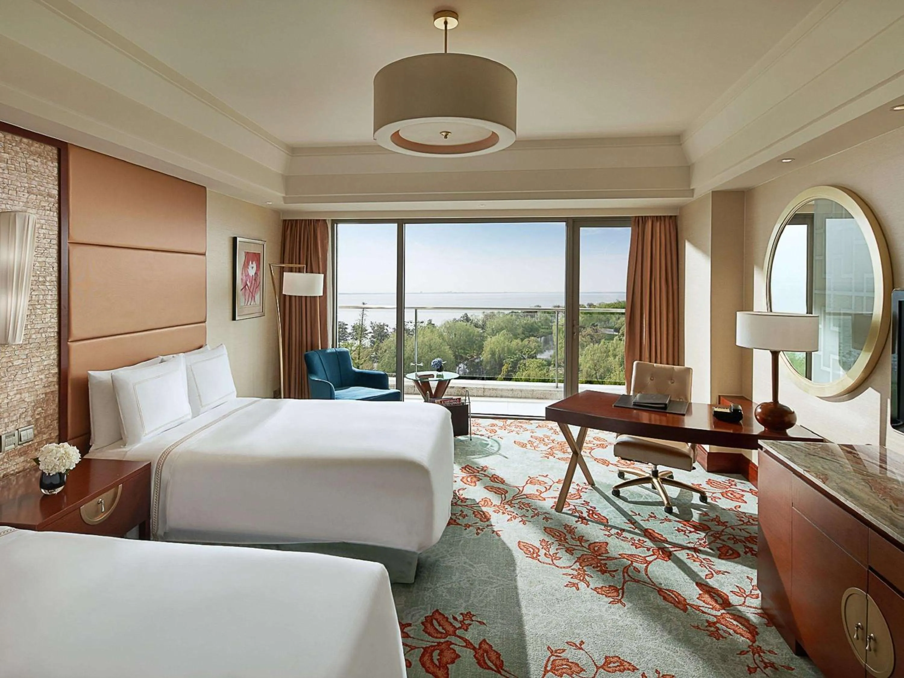 Photo of the whole room, Bed in Fairmont Yangcheng Lake