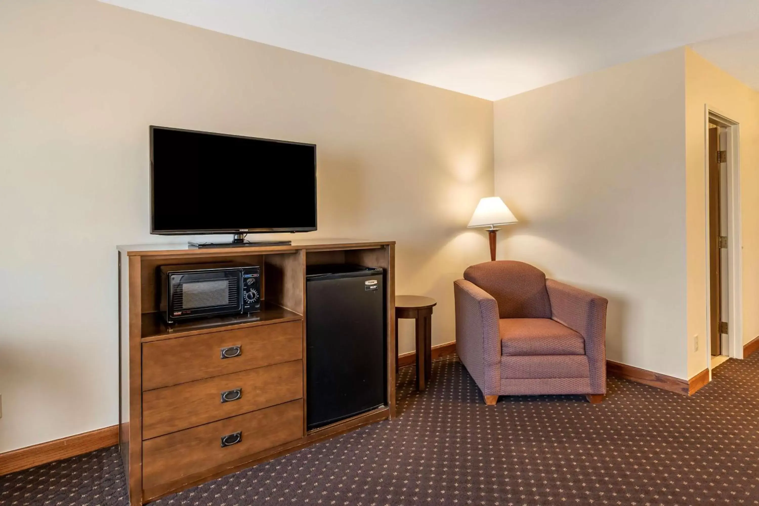 Bedroom, TV/Entertainment Center in Best Western Desert Inn