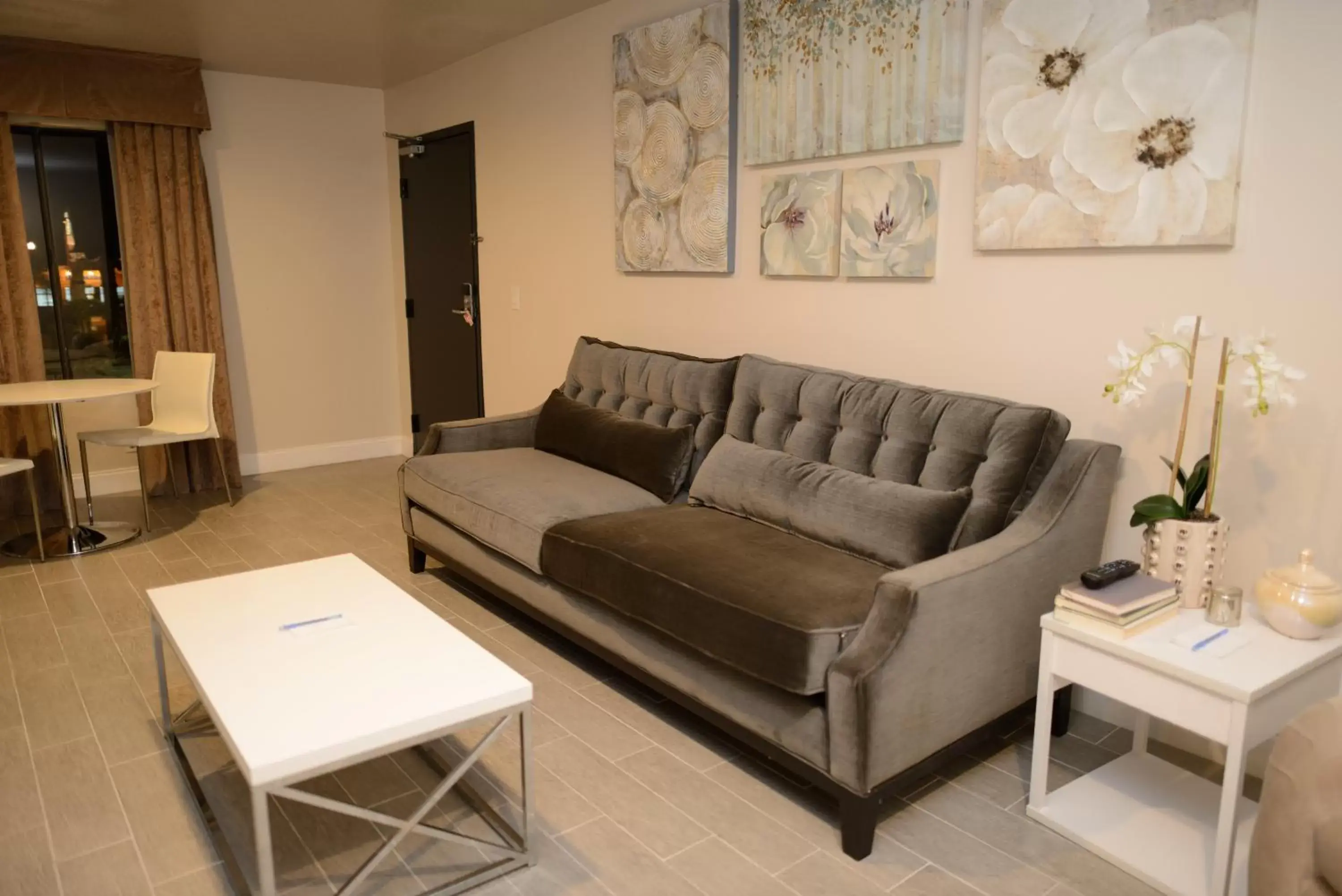 Living room, Seating Area in Hotel Le Reve Pasadena