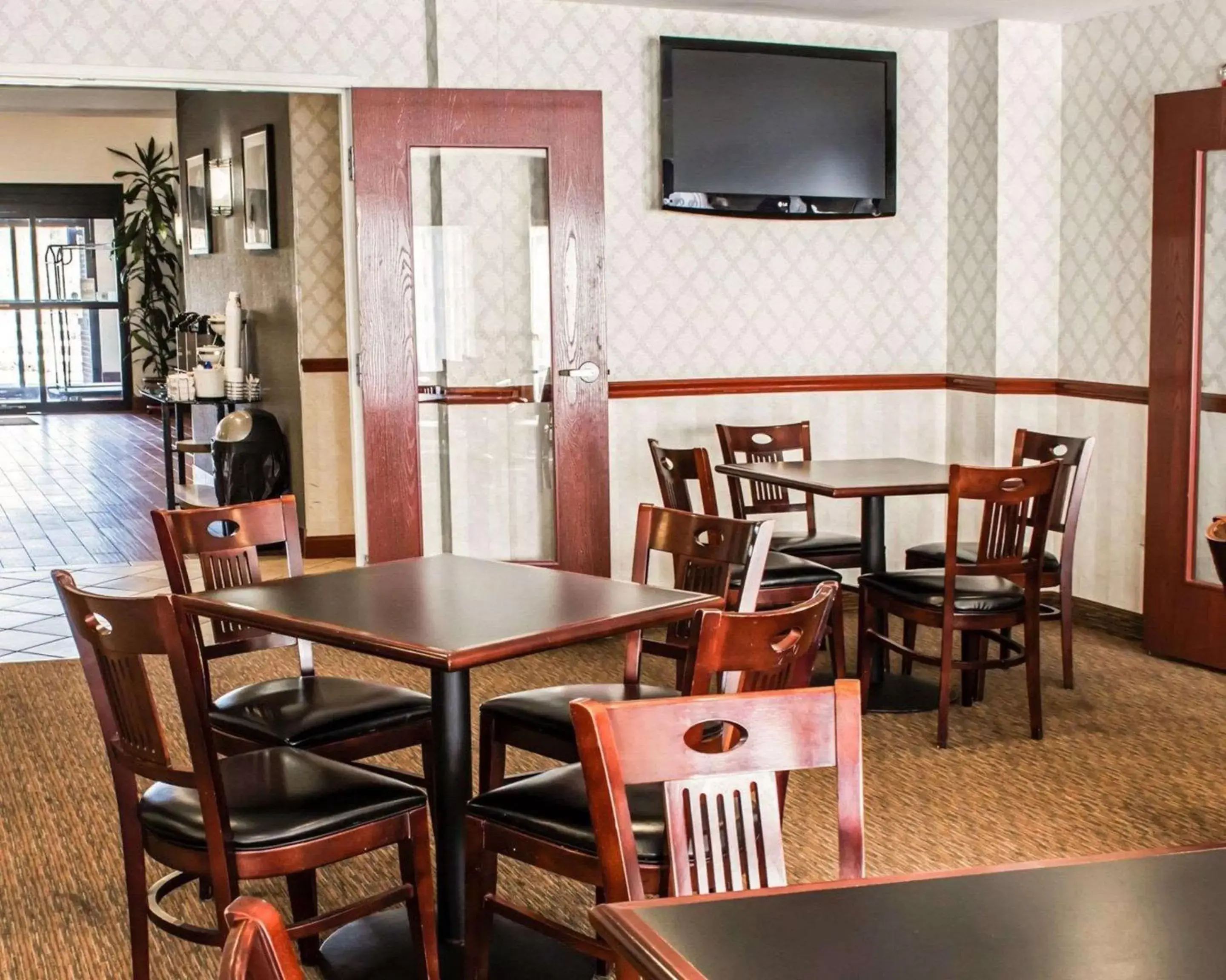 Restaurant/Places to Eat in Sleep Inn & Suites Virginia Horse Center