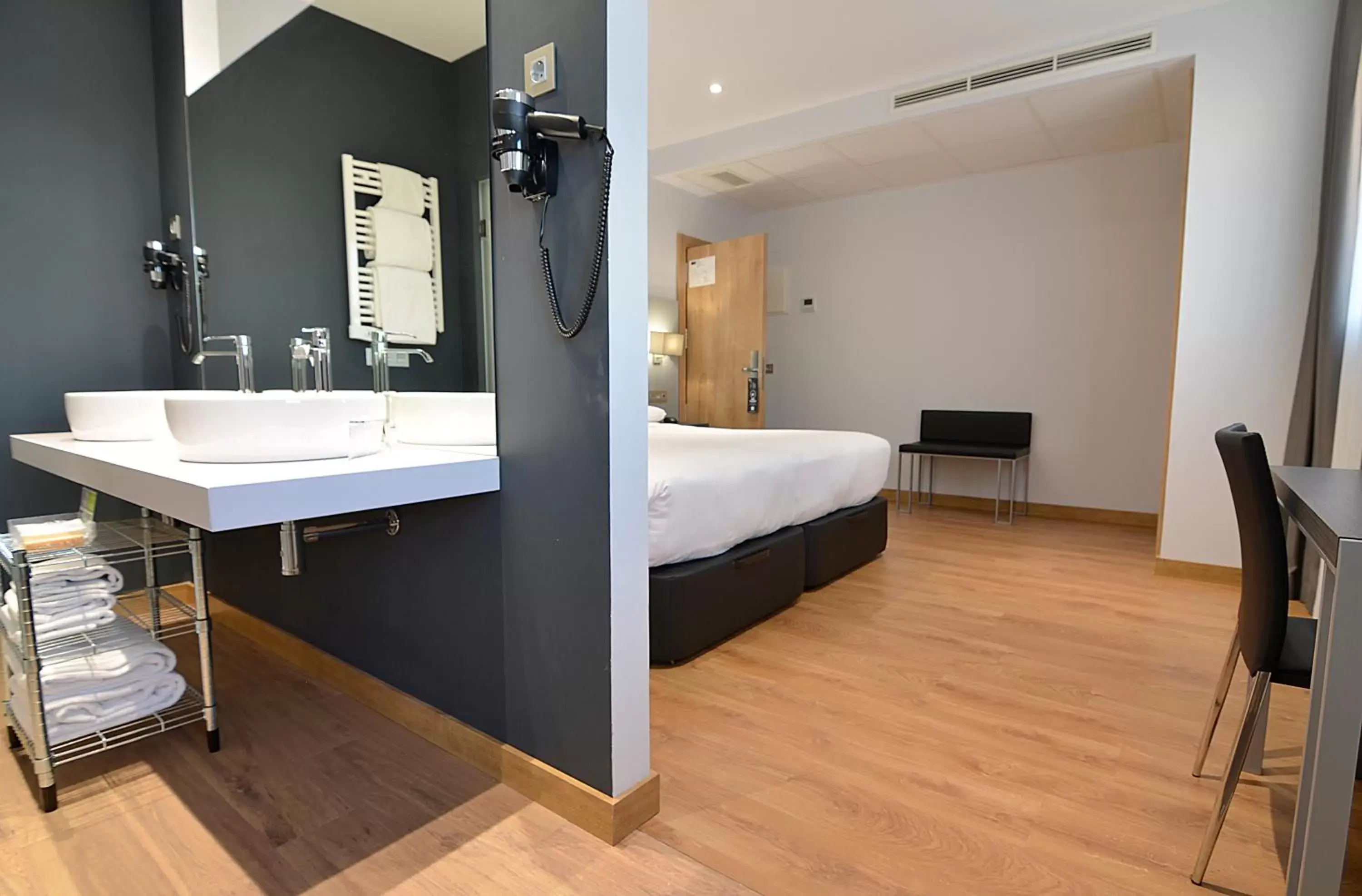 Bed, Bathroom in UVE Alcobendas