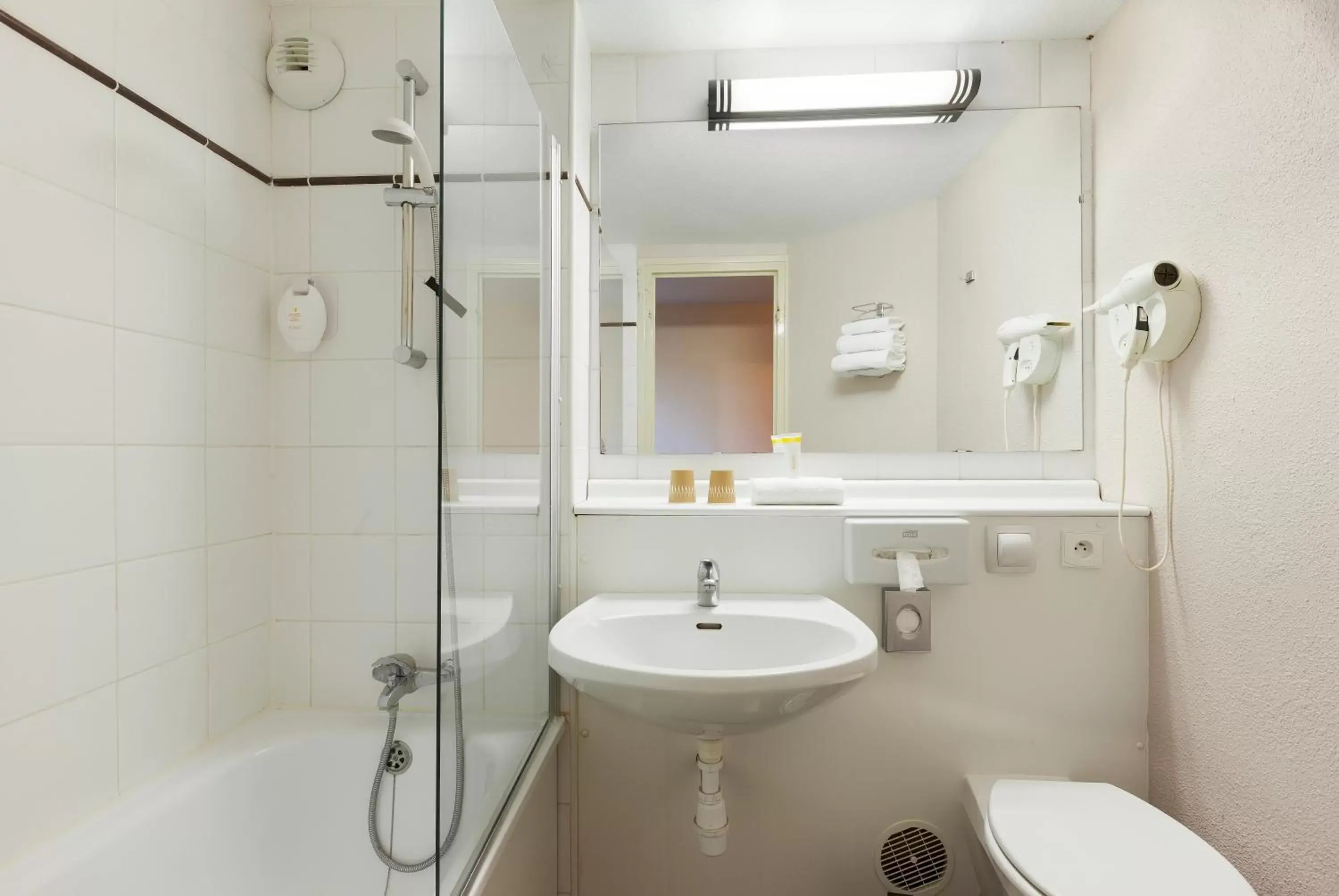 Bathroom in Comfort Hotel Amiens Nord