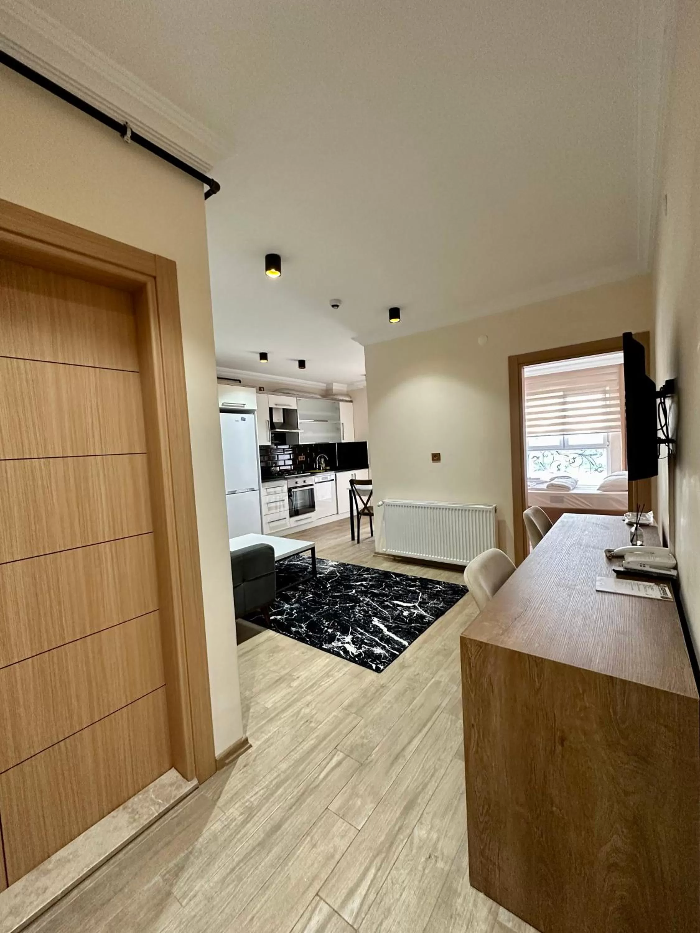 Photo of the whole room in White House Apart