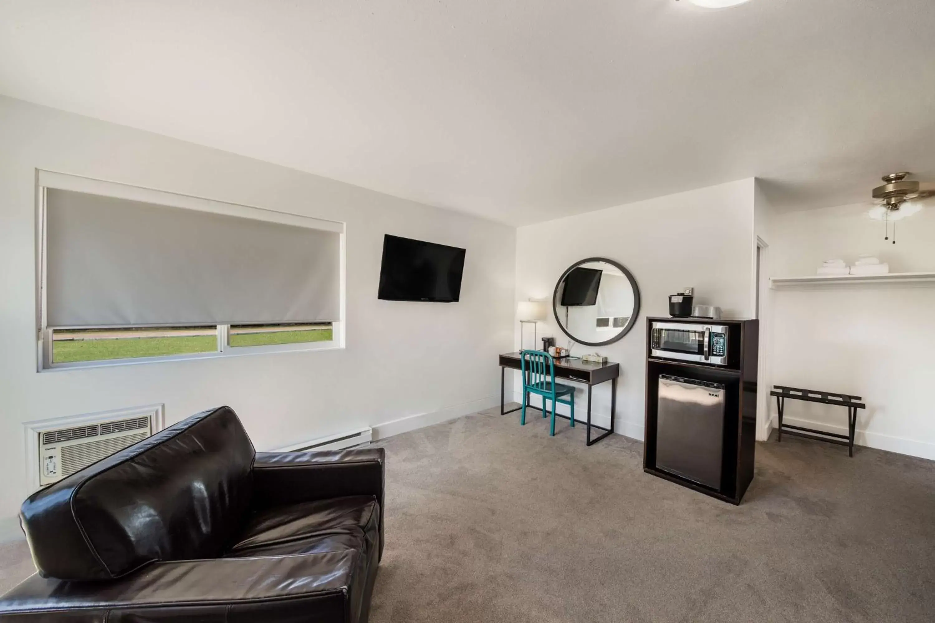 Bedroom, Seating Area in Stoke Hotel SureStay Collection by Best Western