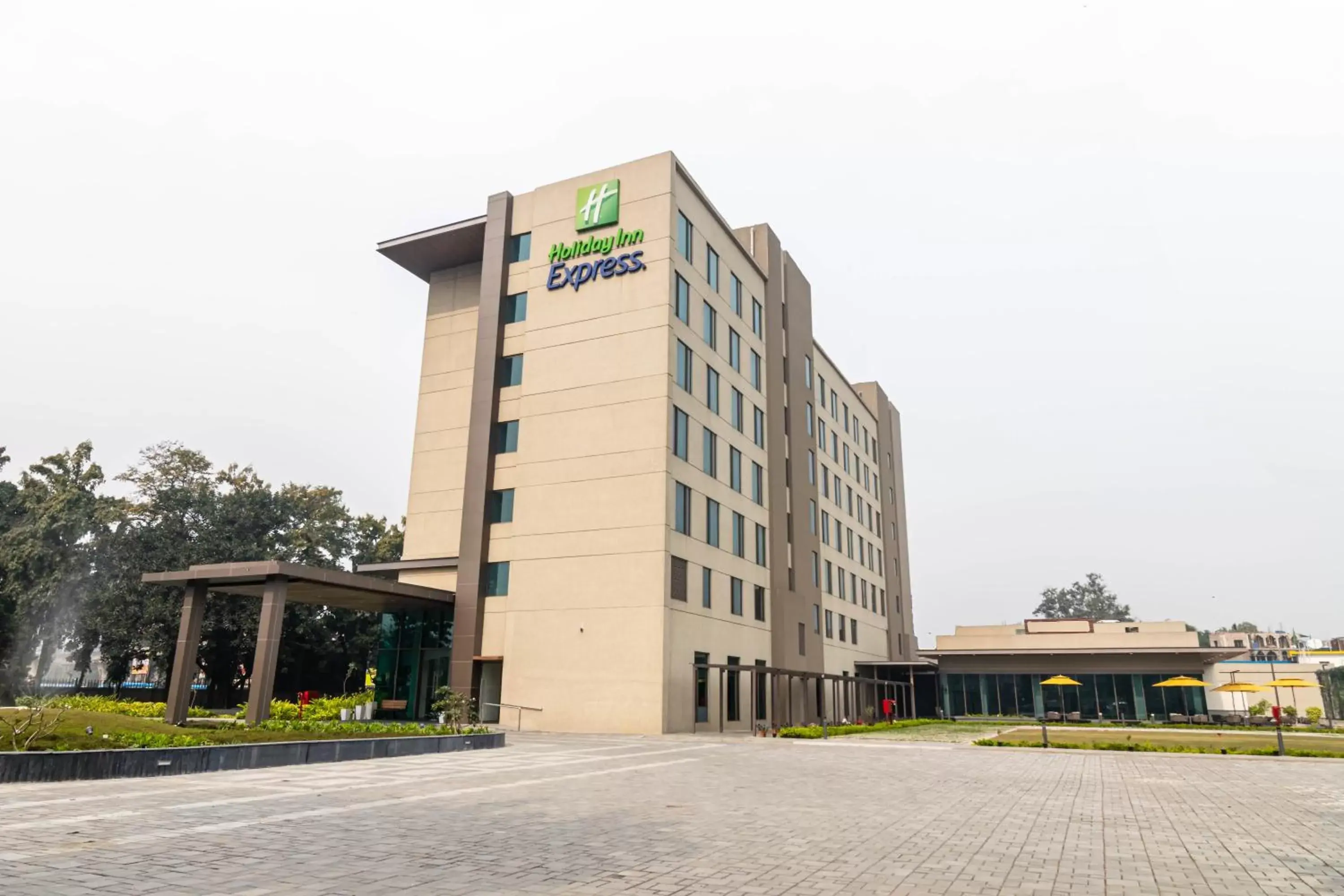 Property building in Holiday Inn Express Kolkata Airport by IHG Property building in Holiday Inn Express Kolkata Airport by IHG
