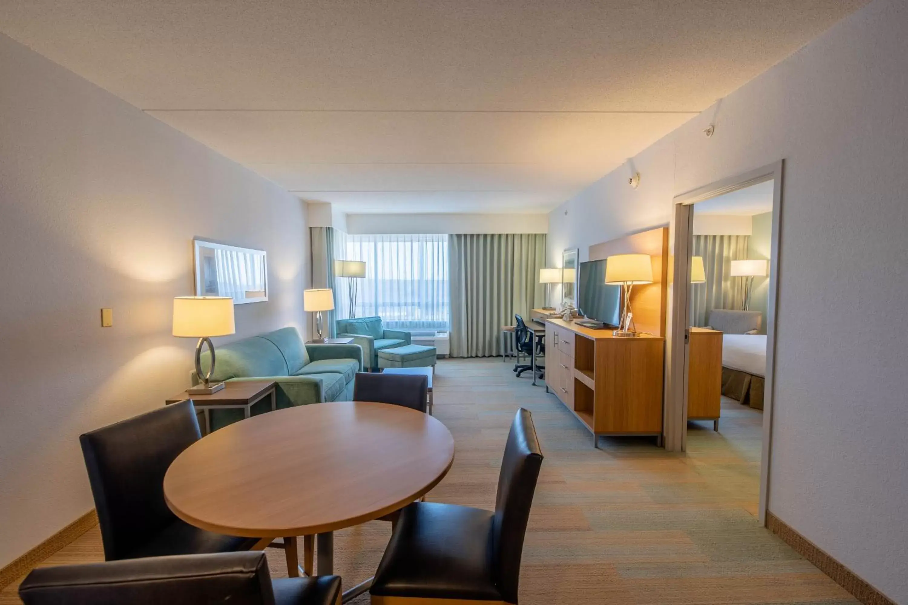 Photo of the whole room, Dining Area in Holiday Inn Manahawkin/Long Beach Island, an IHG Hotel