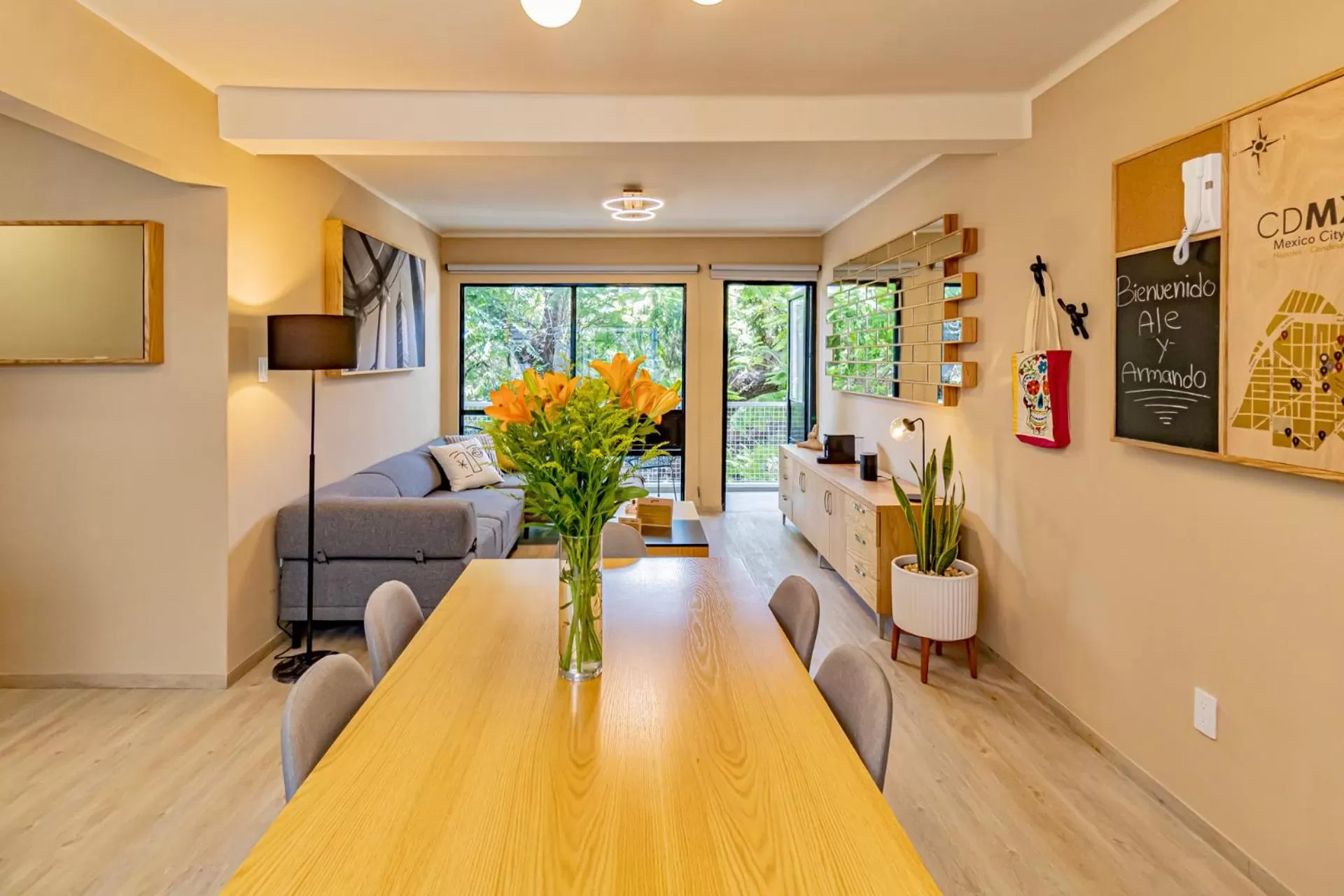 Dining area in Mi Zona Lodging WTC