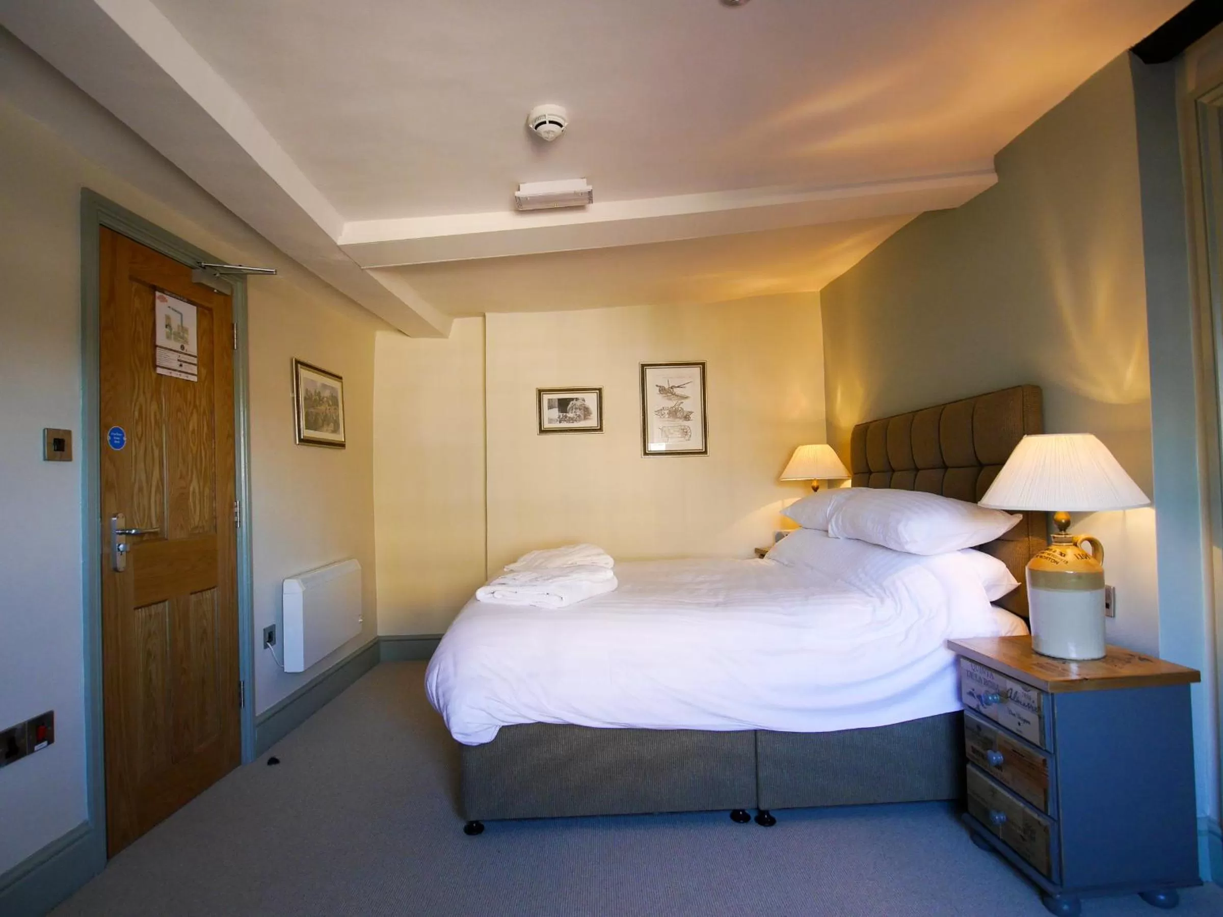 Bedroom, Bed in The Fox