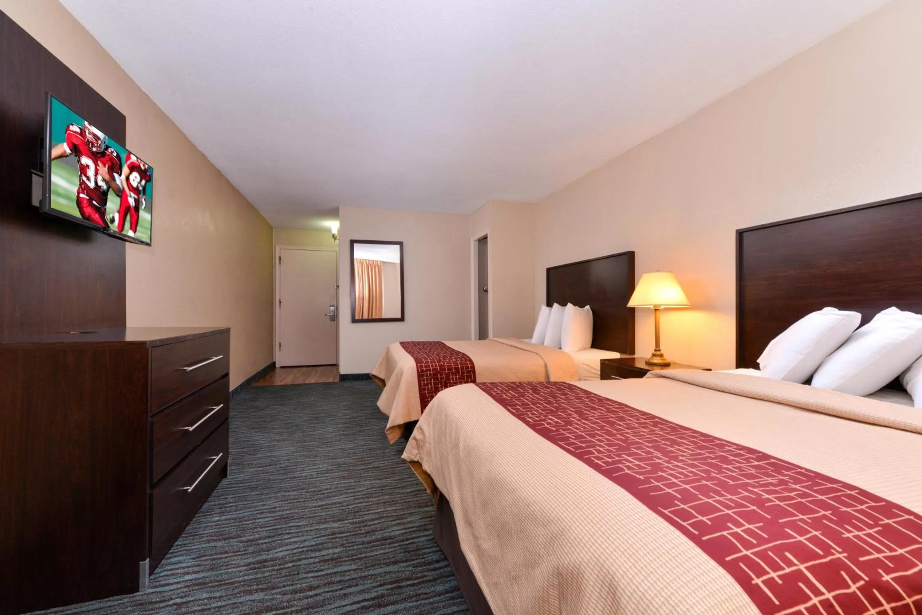 Photo of the whole room, Bed in Red Roof Inn Chambersburg
