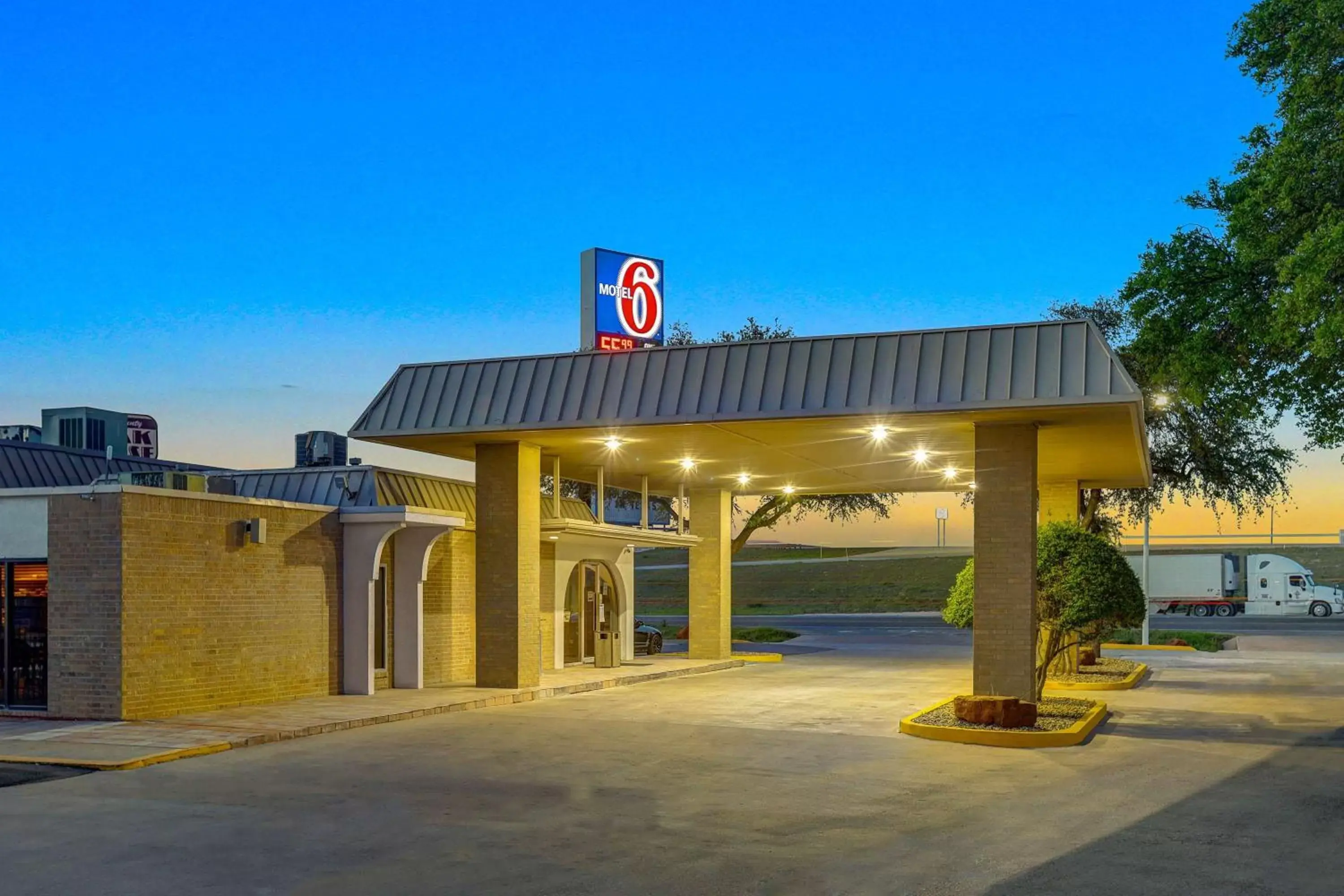 Property building in Motel 6-Sonora, TX