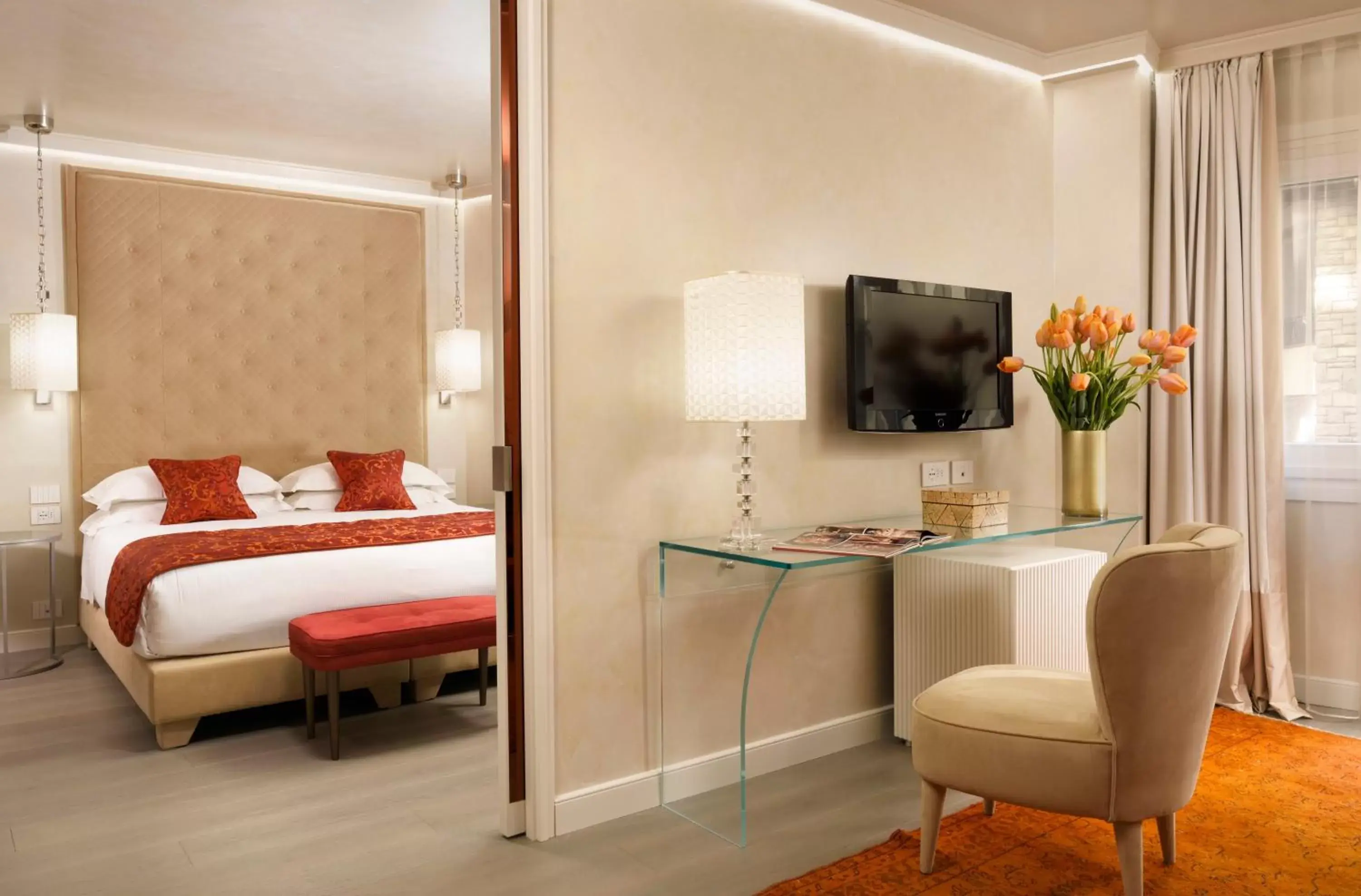 Communal lounge/ TV room, Bed in Ponte Vecchio Suites & Spa