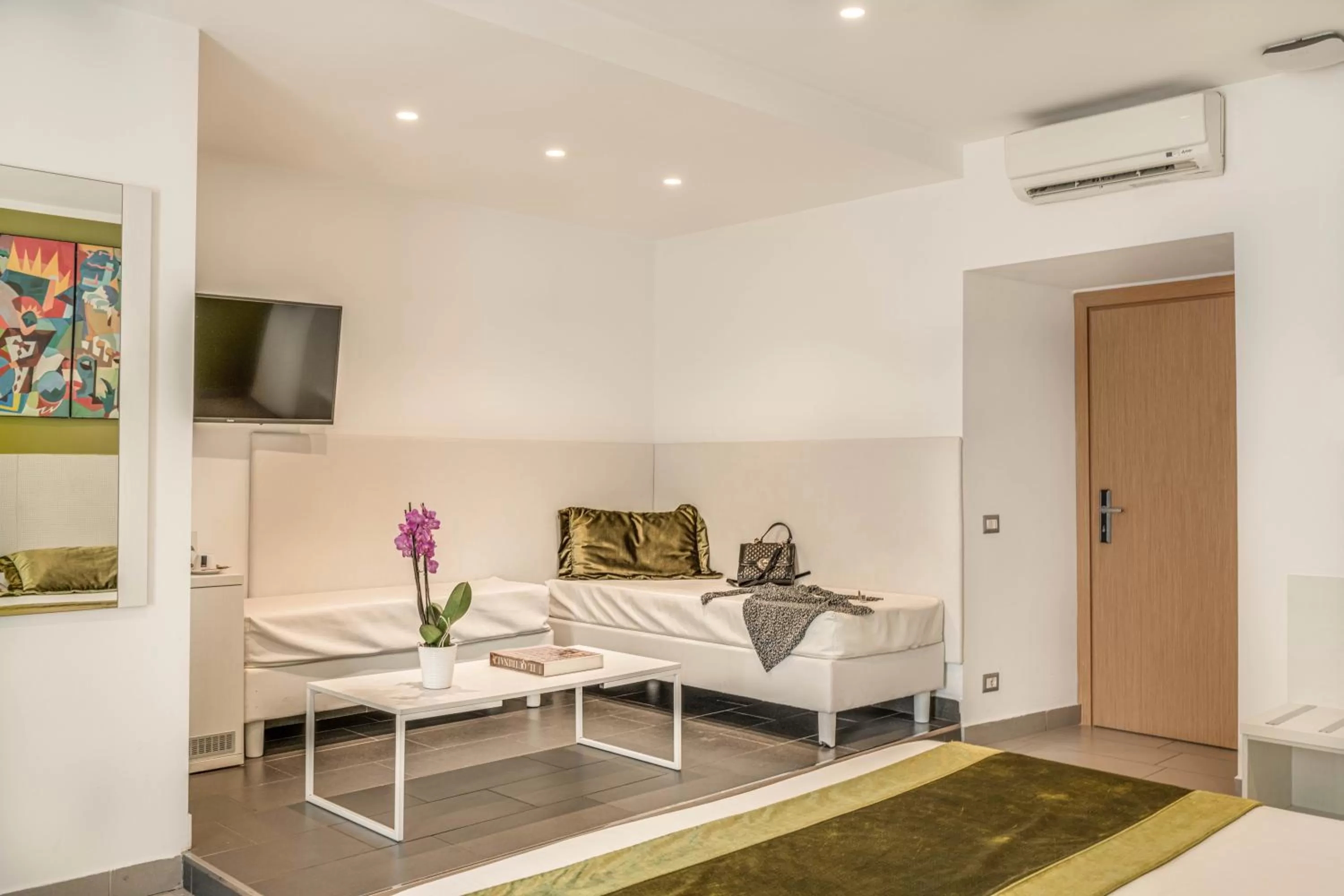 Photo of the whole room in Trevi Palace Hotel