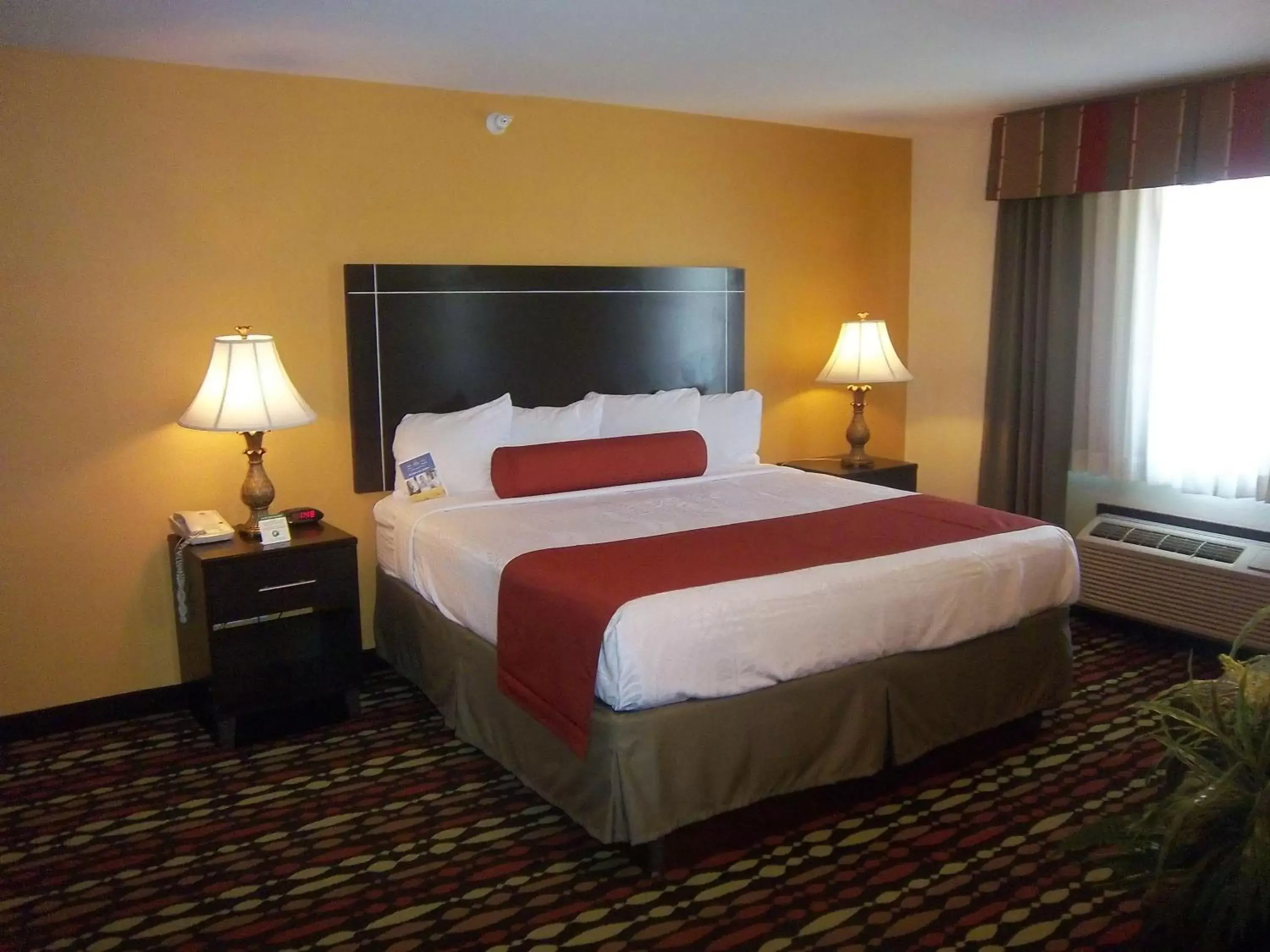 Photo of the whole room, Bed in Best Western Greentree Inn & Suites