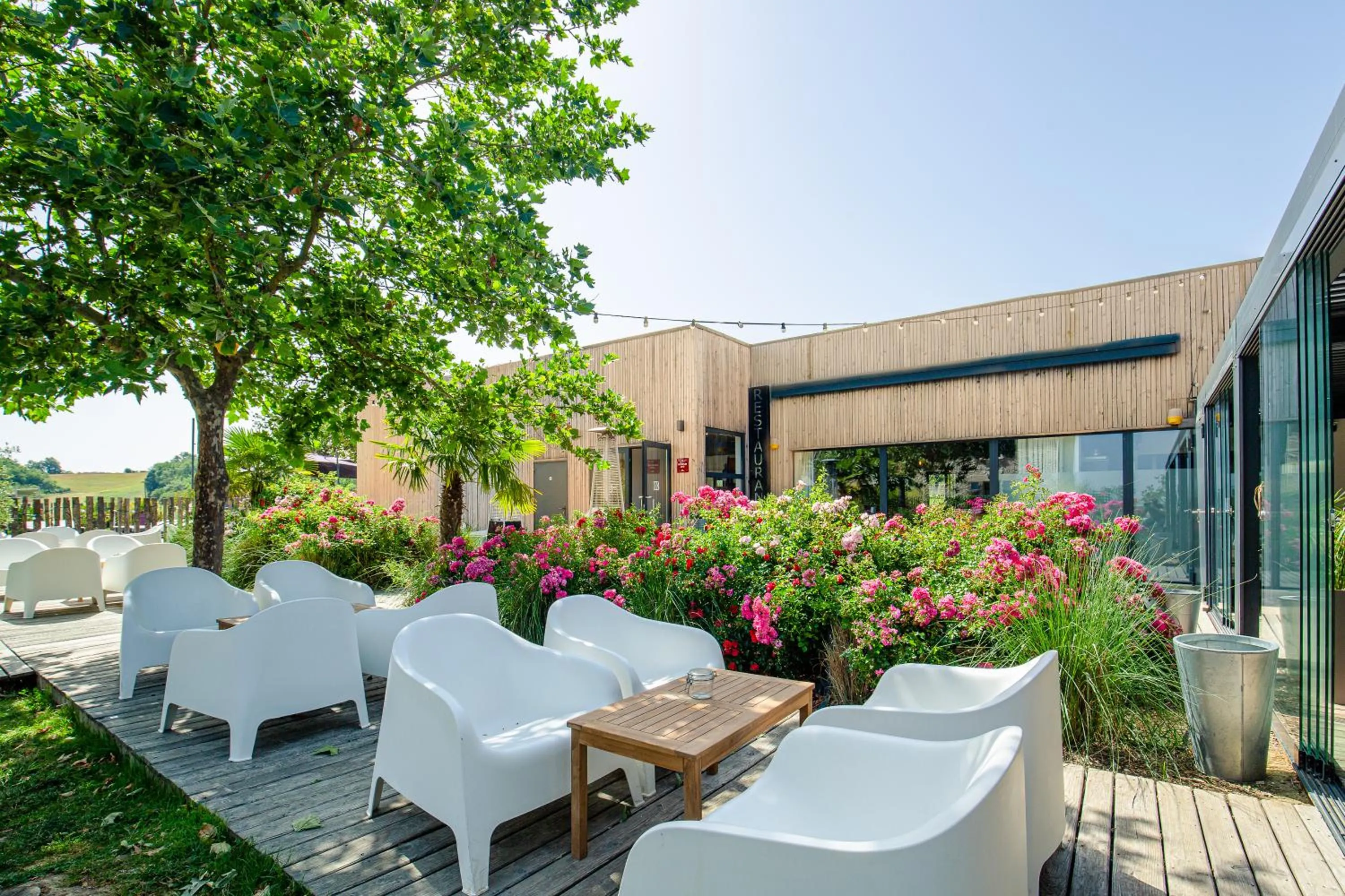 Patio in Le Domaine de Baulieu, Singuliers Hotels