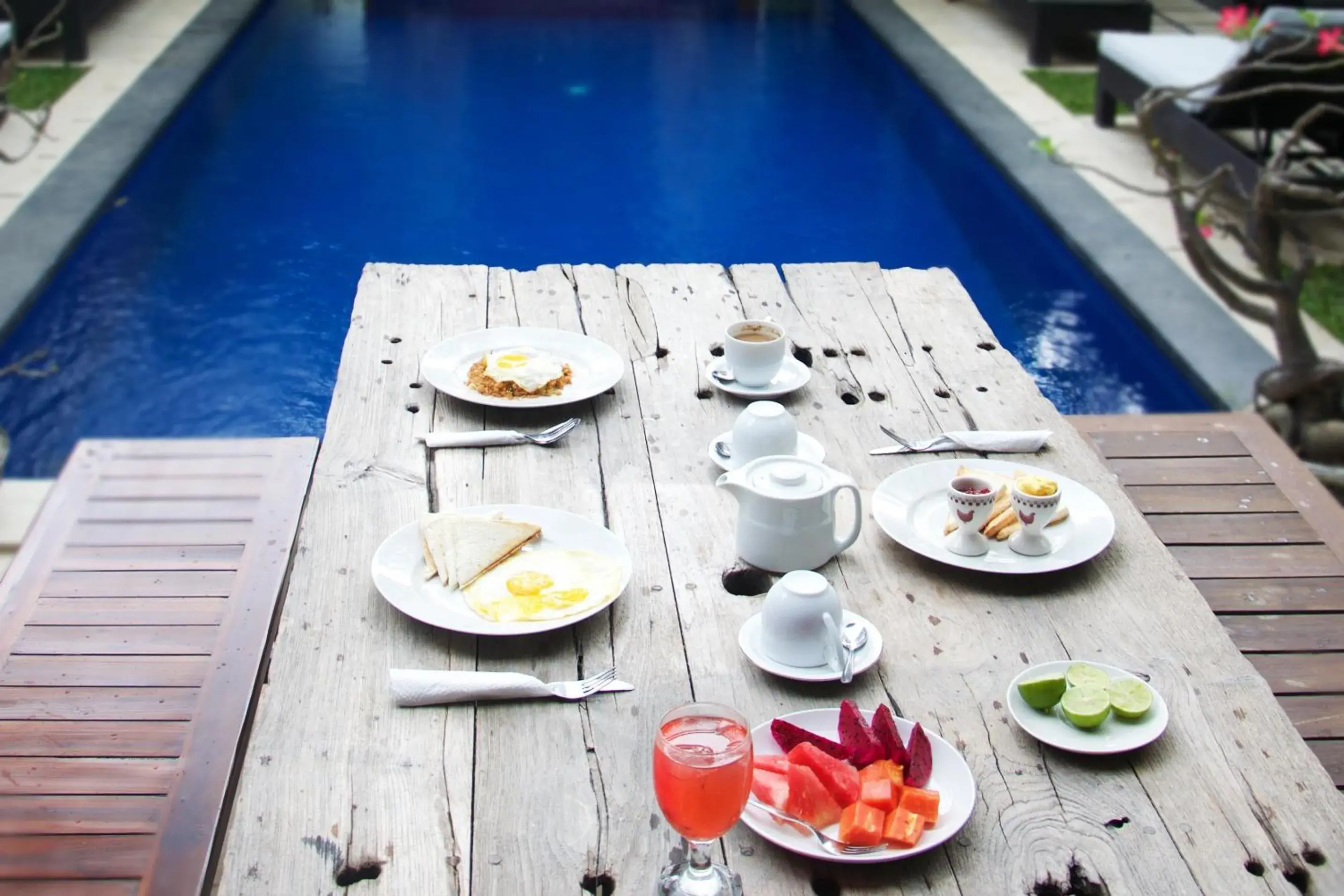 Continental breakfast, Swimming Pool in Sindhu Mertha Suite