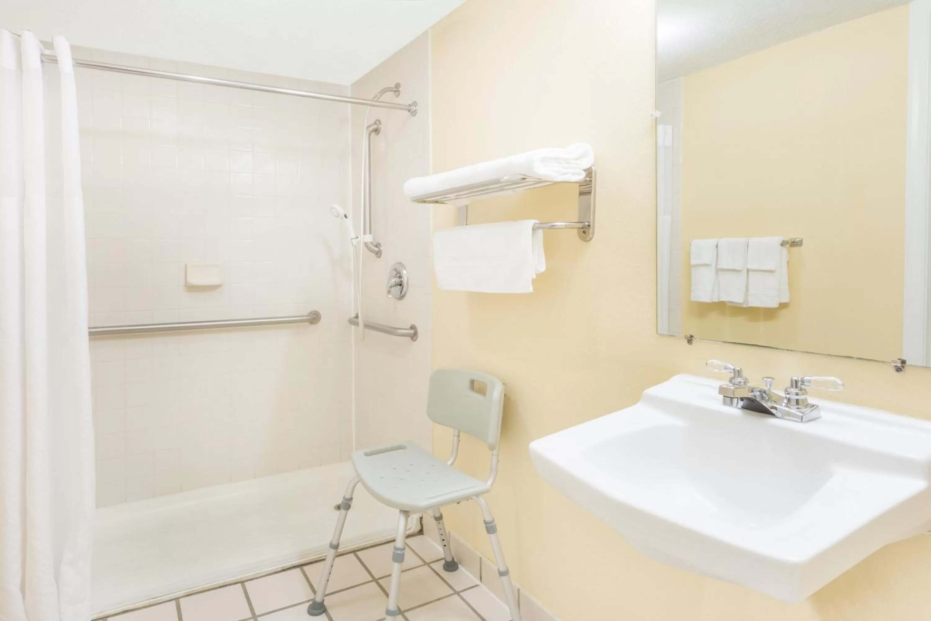 Bathroom in Days Inn by Wyndham Staunton