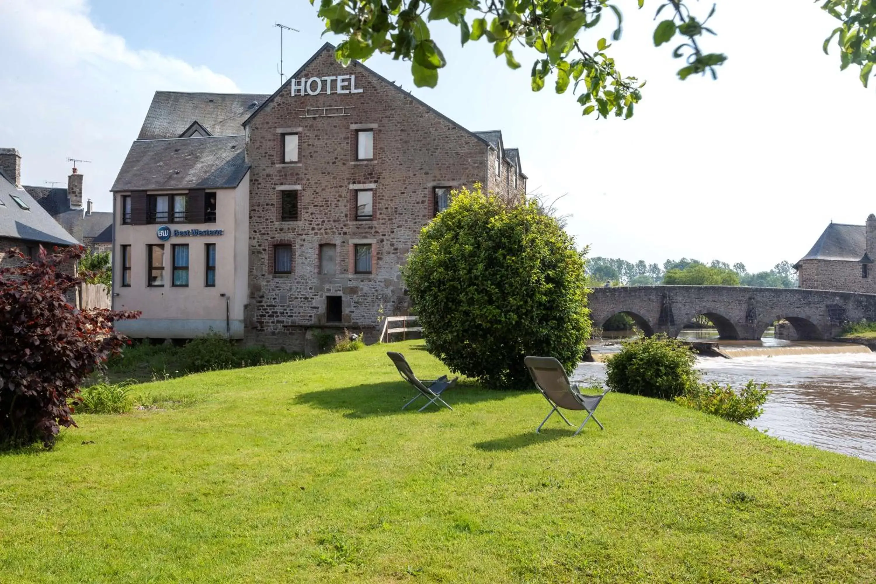 Property Building in Best Western Le Moulin de Ducey