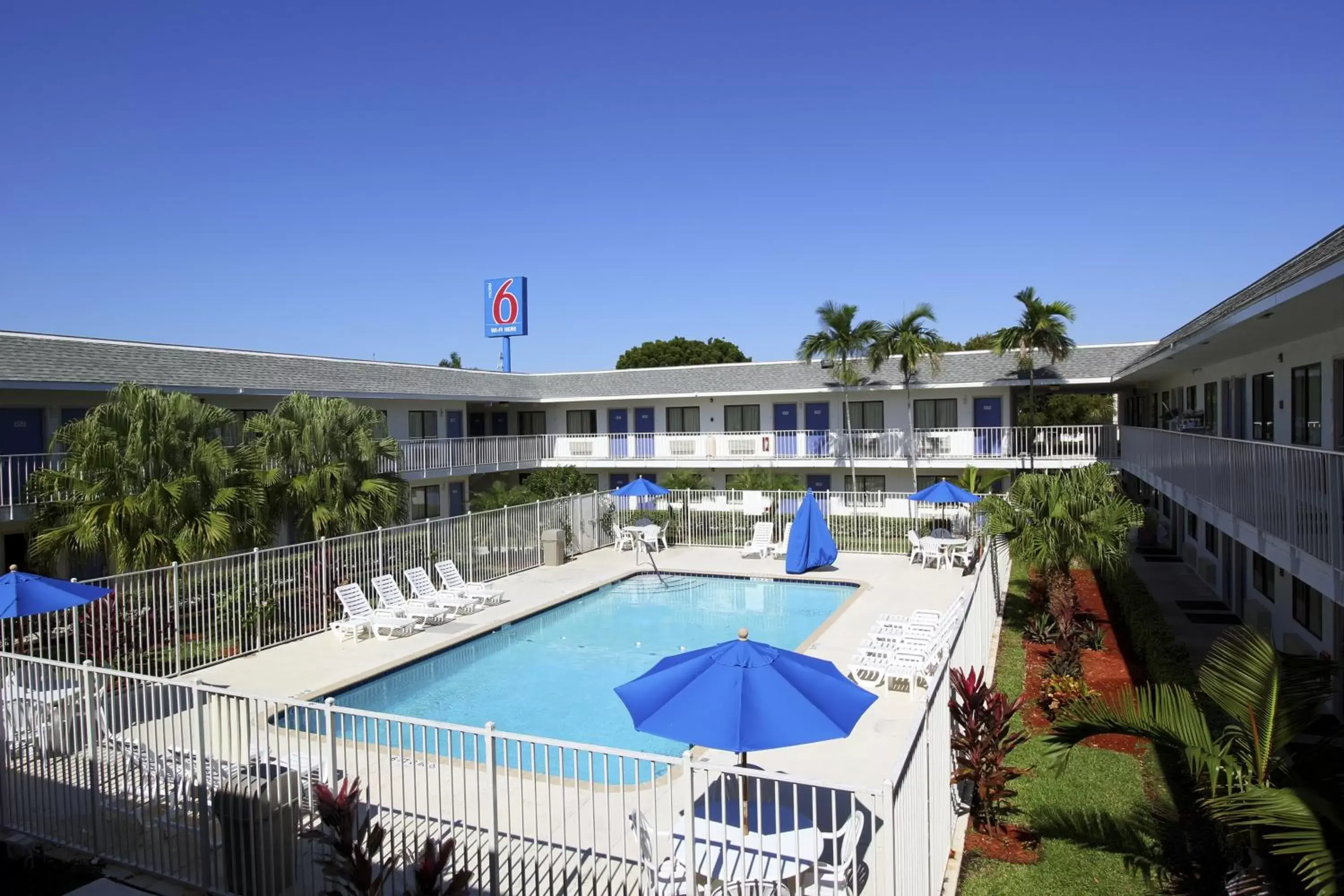 Facade/entrance, Pool View in Motel 6-Lantana, FL