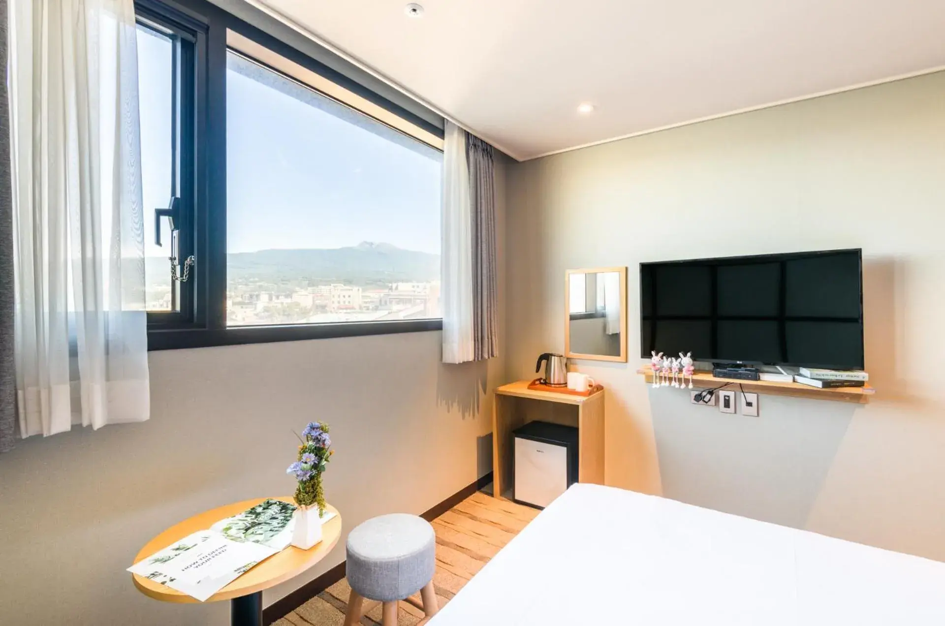 Coffee/tea facilities, TV/Entertainment Center in Shinshin Hotel Cheonjiyeon