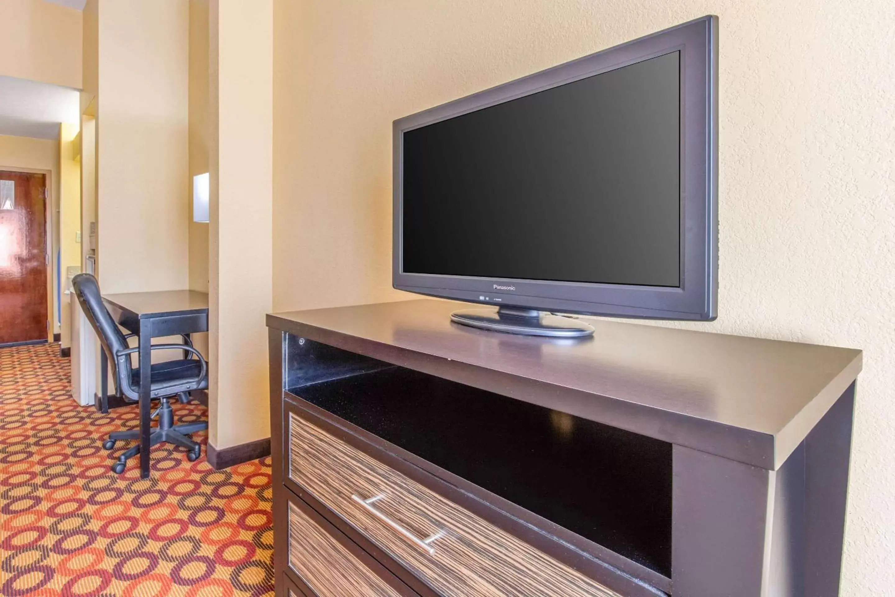 Photo of the whole room, TV/Entertainment Center in Quality Inn & Suites Montgomery East Carmichael Rd