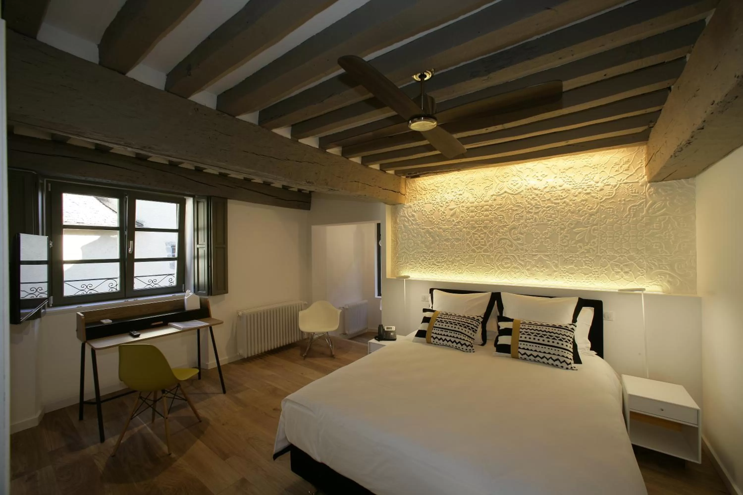 Patio, Bed in Les Maisons du Pont - Charme & Caractère