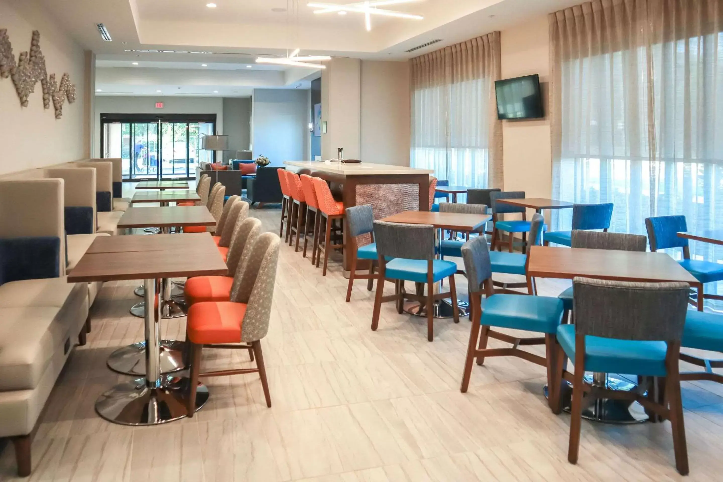 Restaurant/Places to Eat in Comfort Suites Gainesville Near University