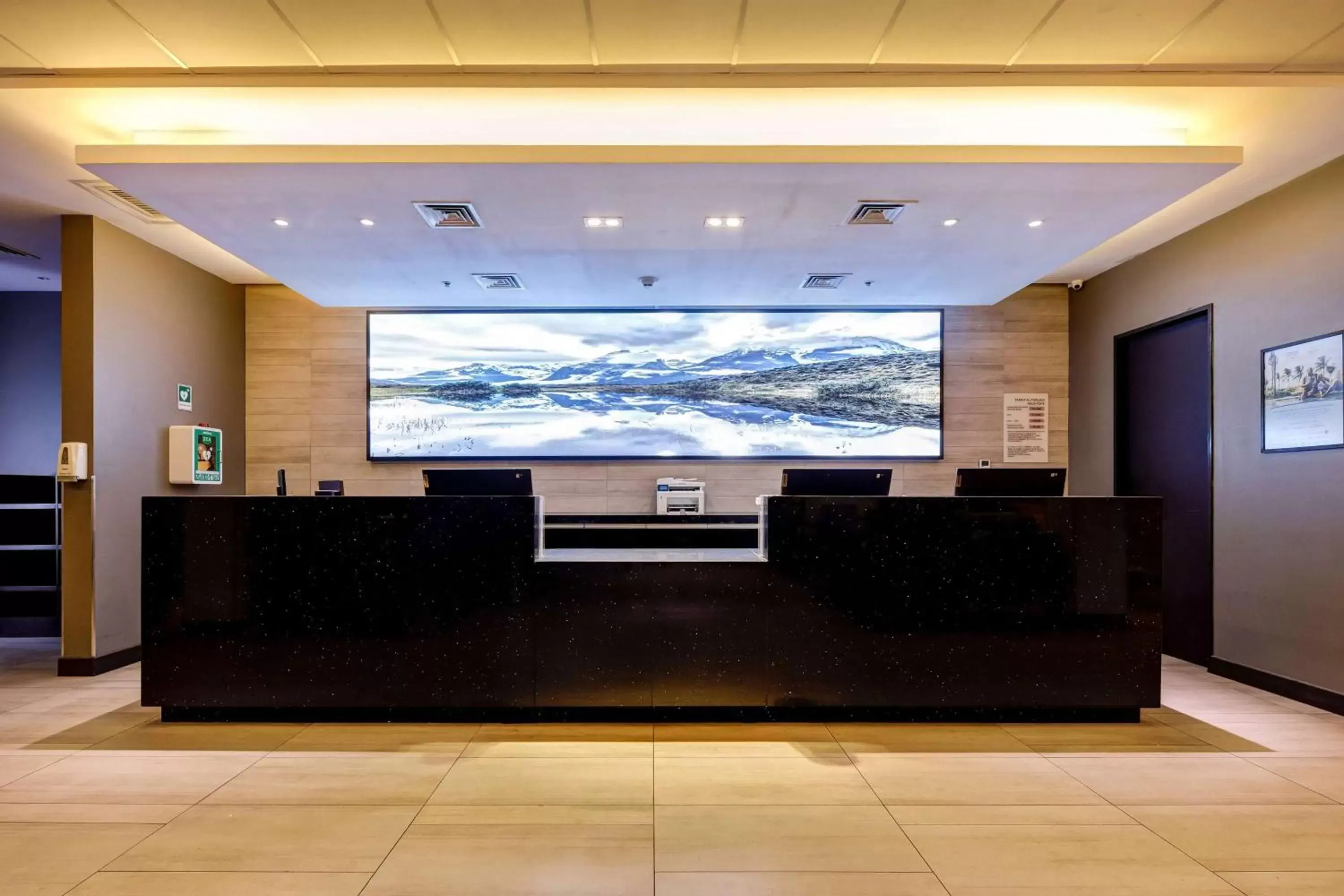 Lobby or reception in La Quinta by Wyndham Santiago Aeropuerto