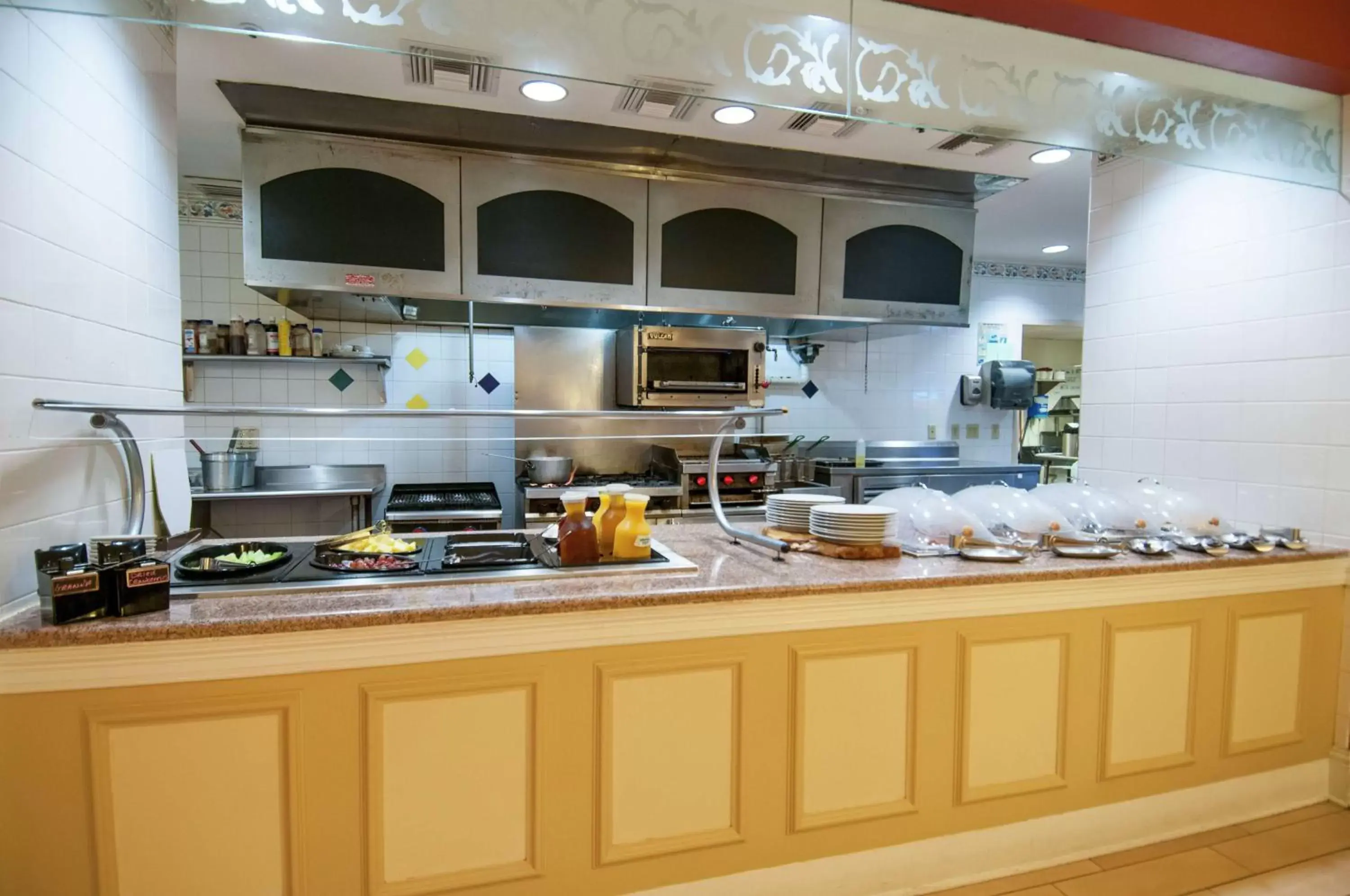 Dining area, Kitchen/Kitchenette in Hilton Garden Inn New Orleans Airport