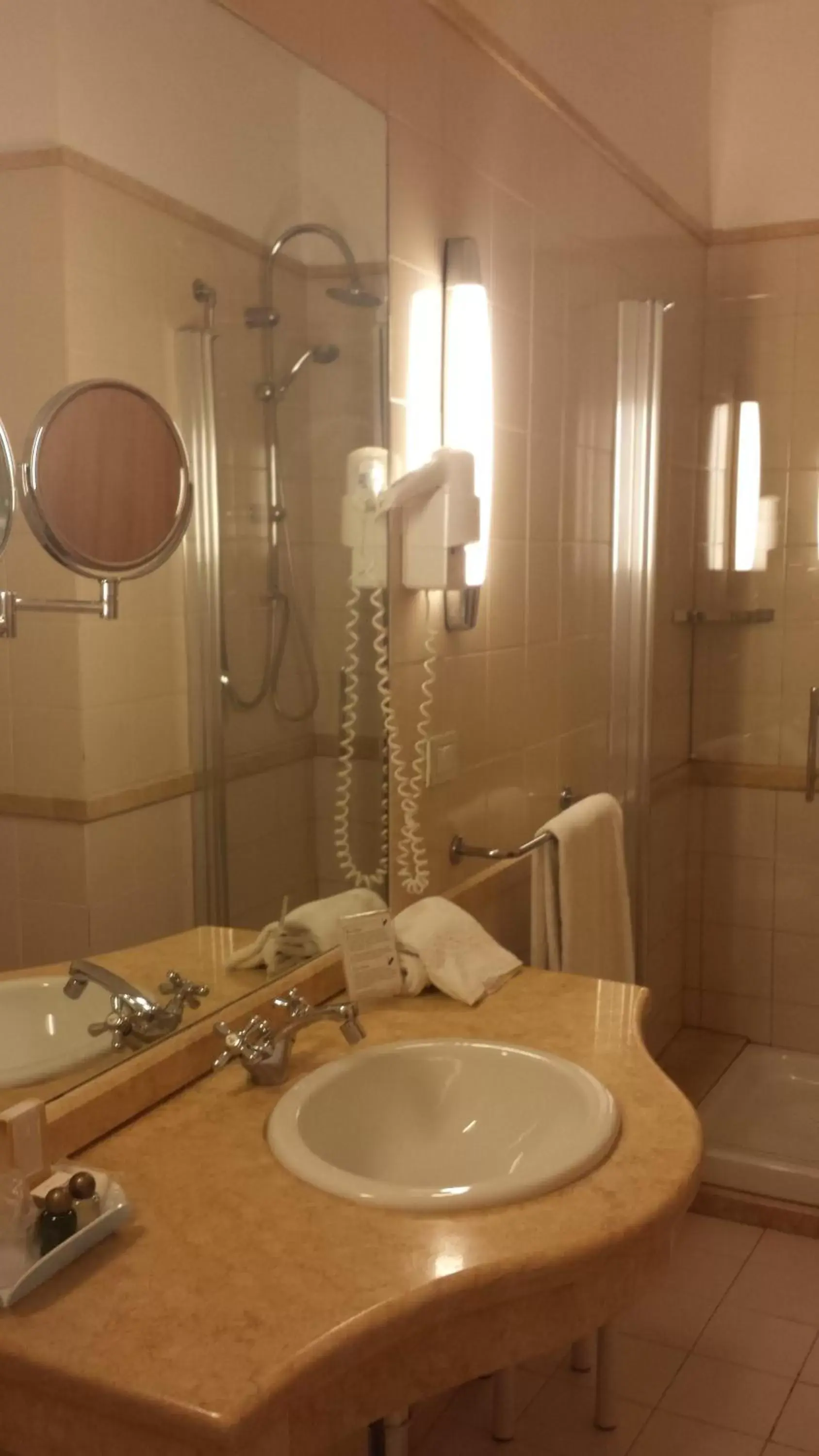 Bathroom in Hotel Due Colonne