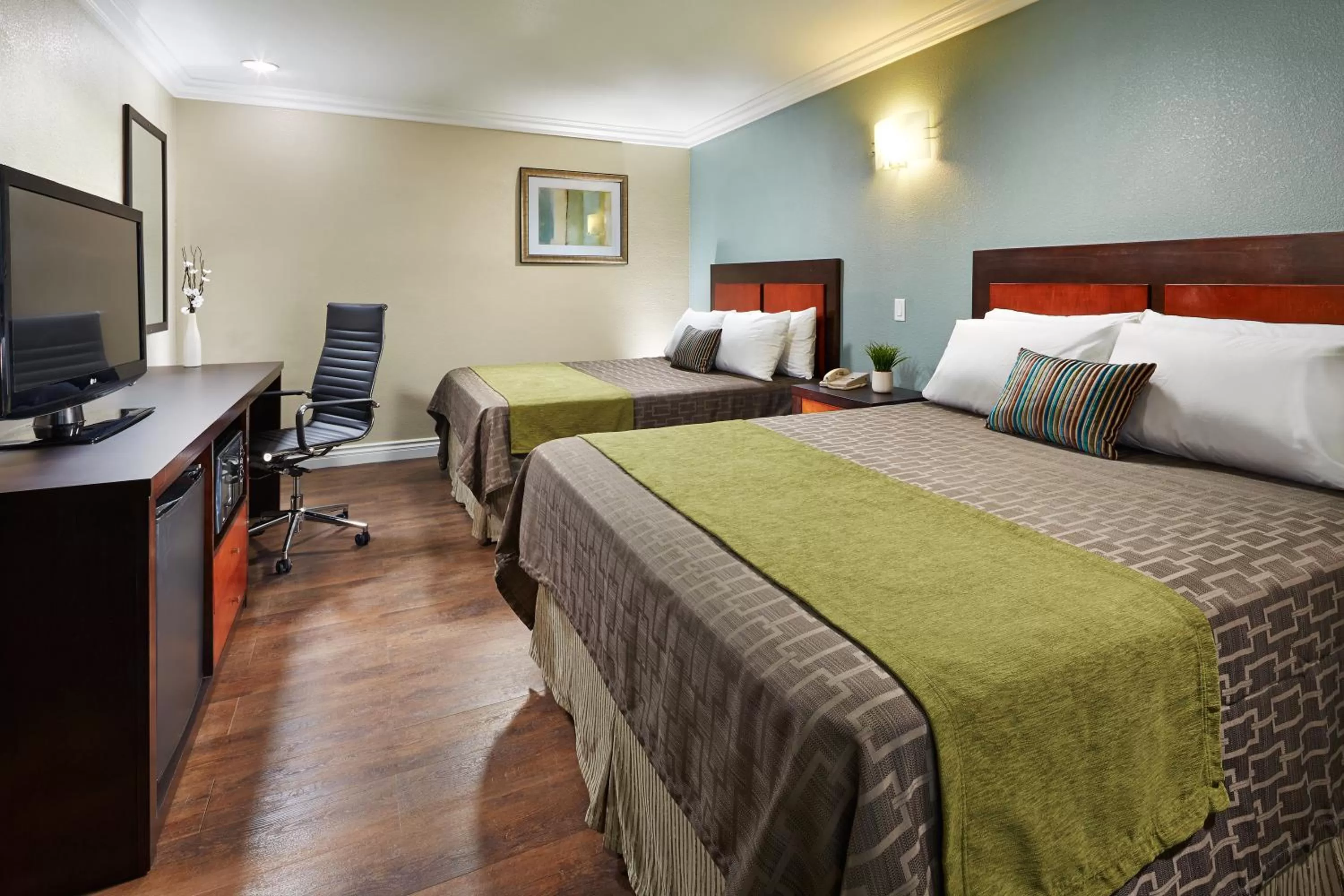 Photo of the whole room, Bed in American Inn Downey