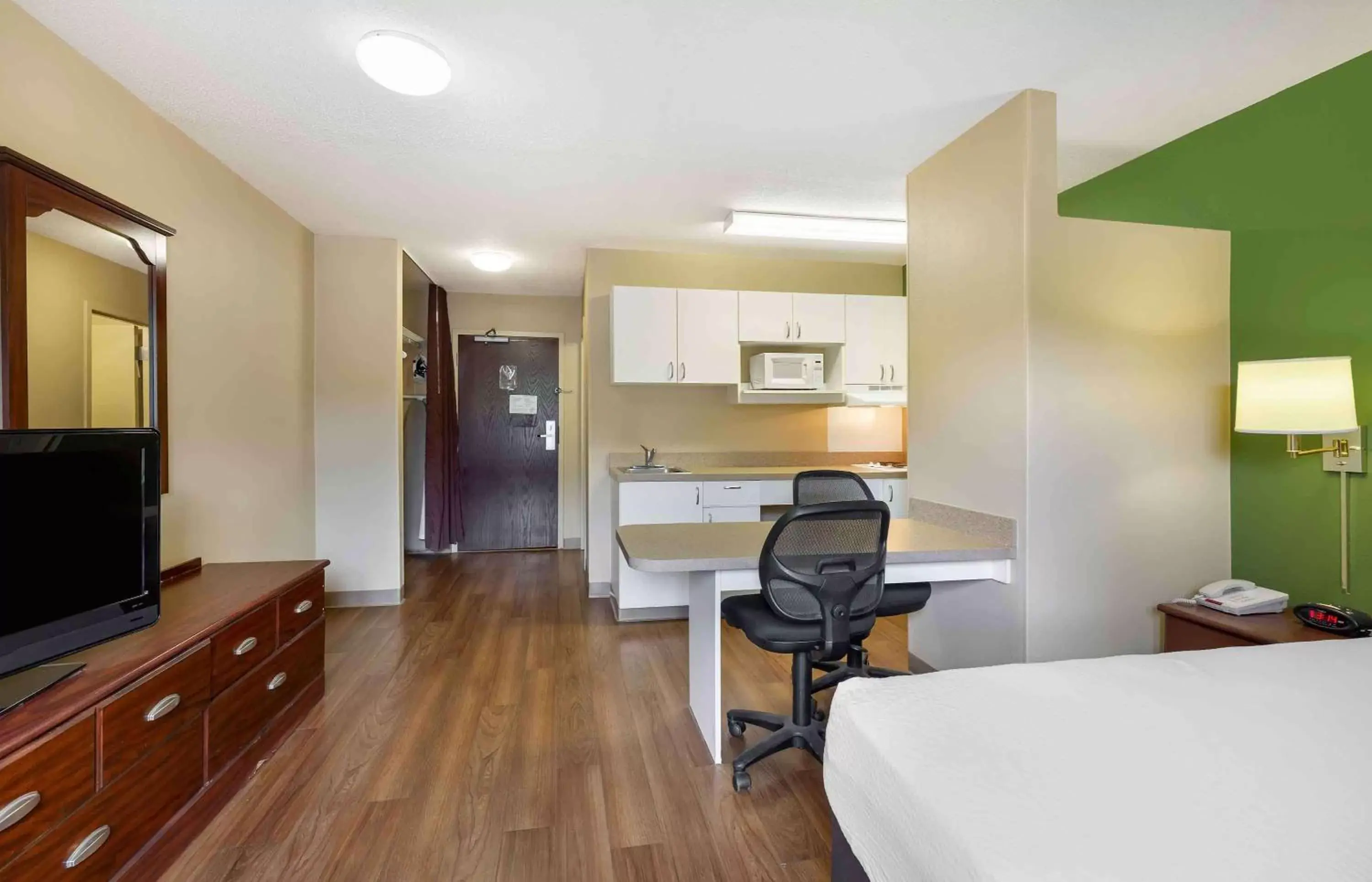 Bedroom, TV/Entertainment Center in Extended Stay America Suites - Akron - Copley - East