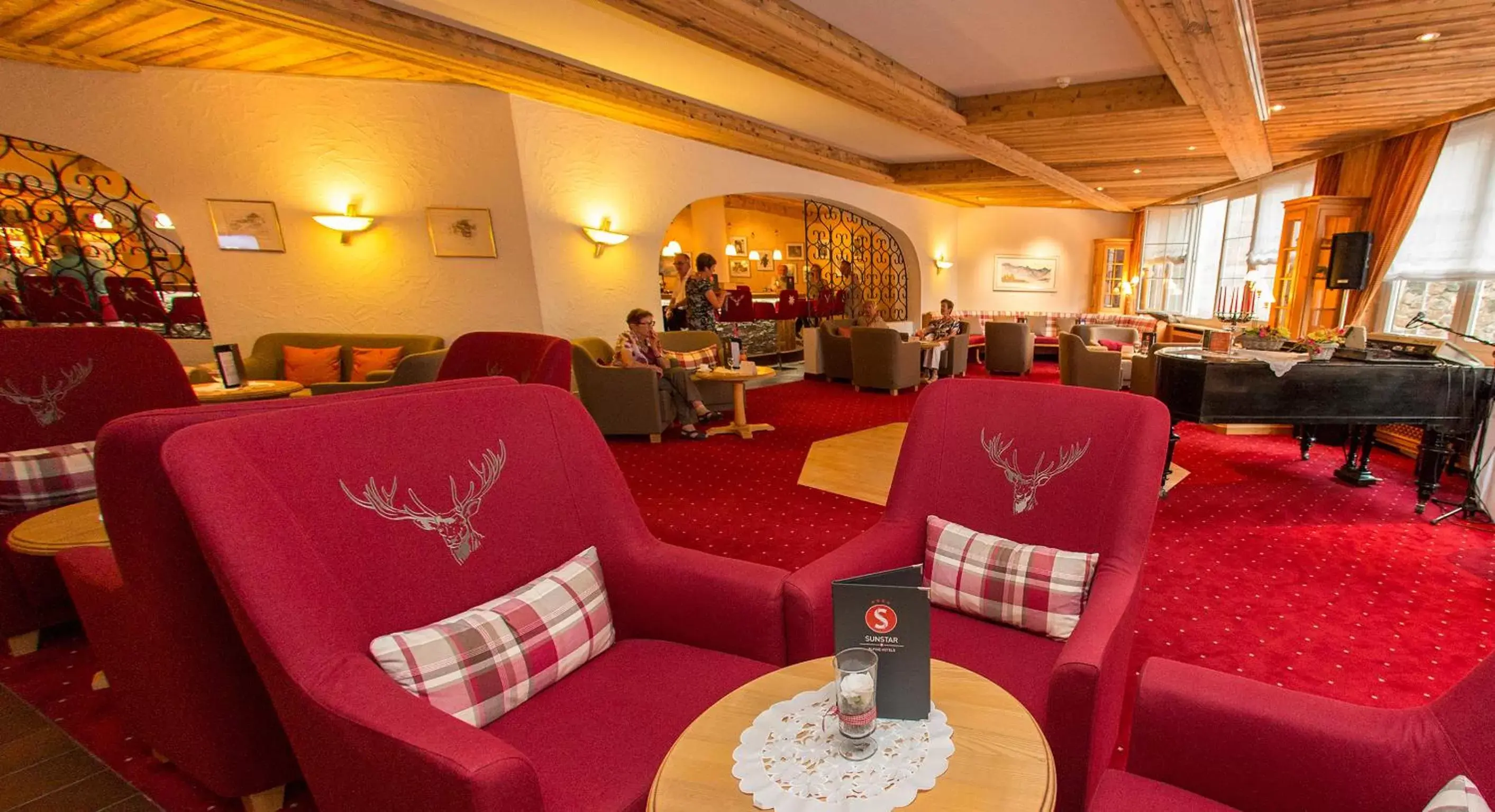 Lounge or bar, Restaurant/Places to Eat in Sunstar Hotel & SPA Davos