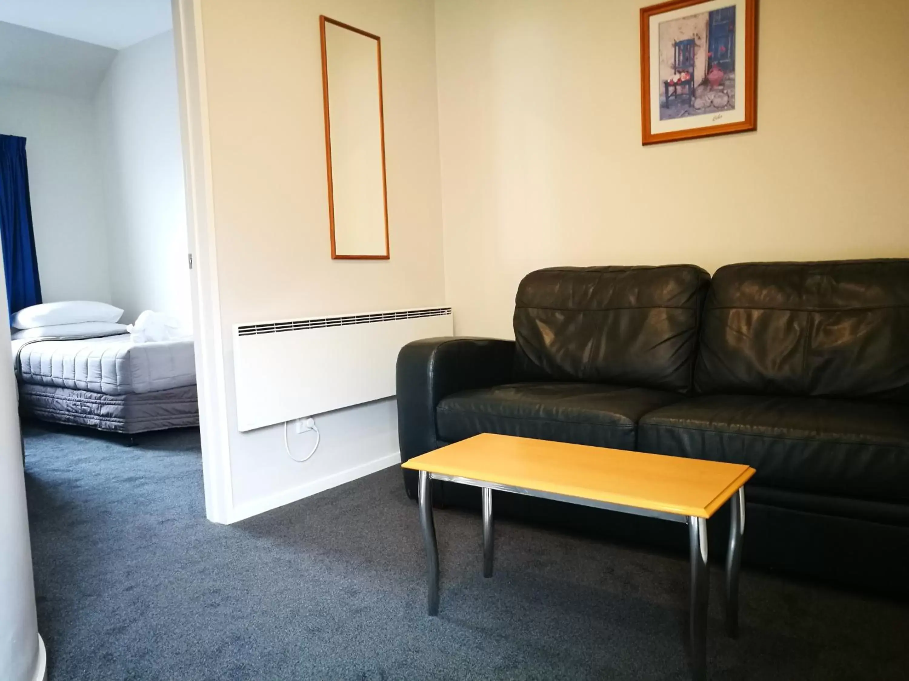 Living room, Seating Area in Airport Birches Motel